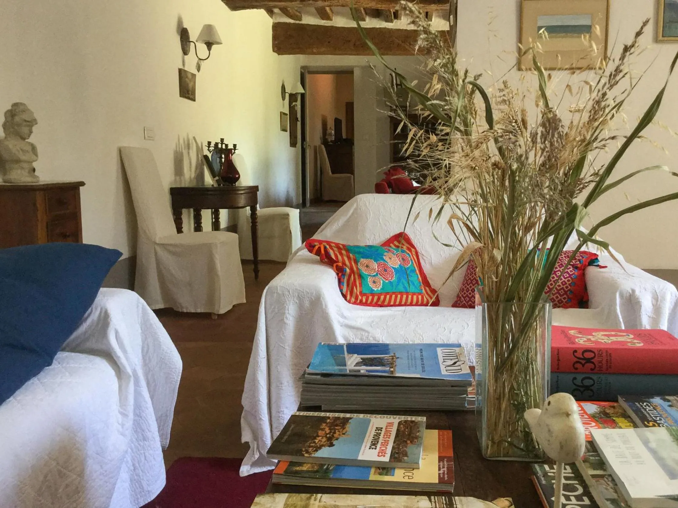 Communal lounge/ TV room in Le Mas de la Sorgue