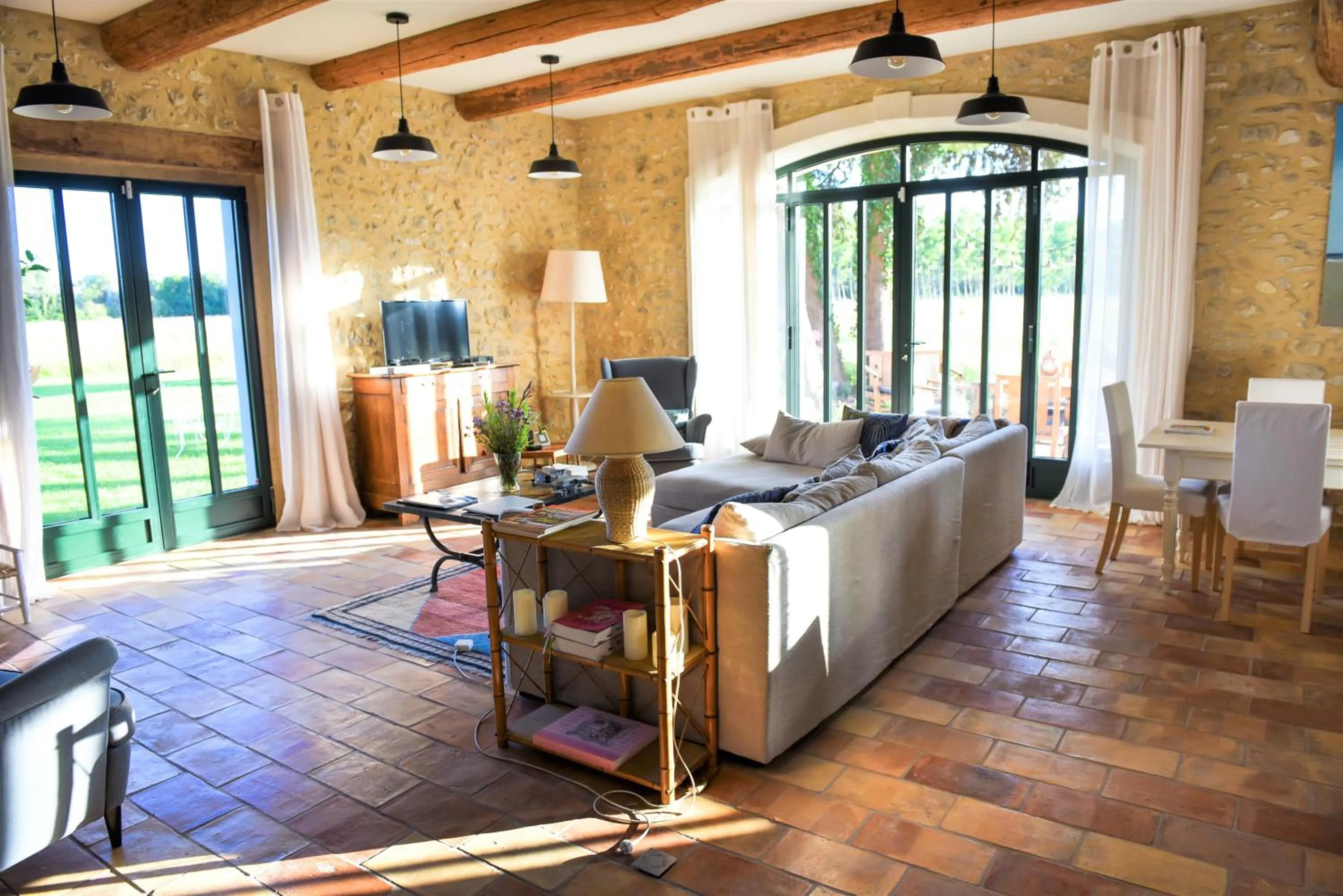 Communal lounge/ TV room in Le Mas de la Sorgue