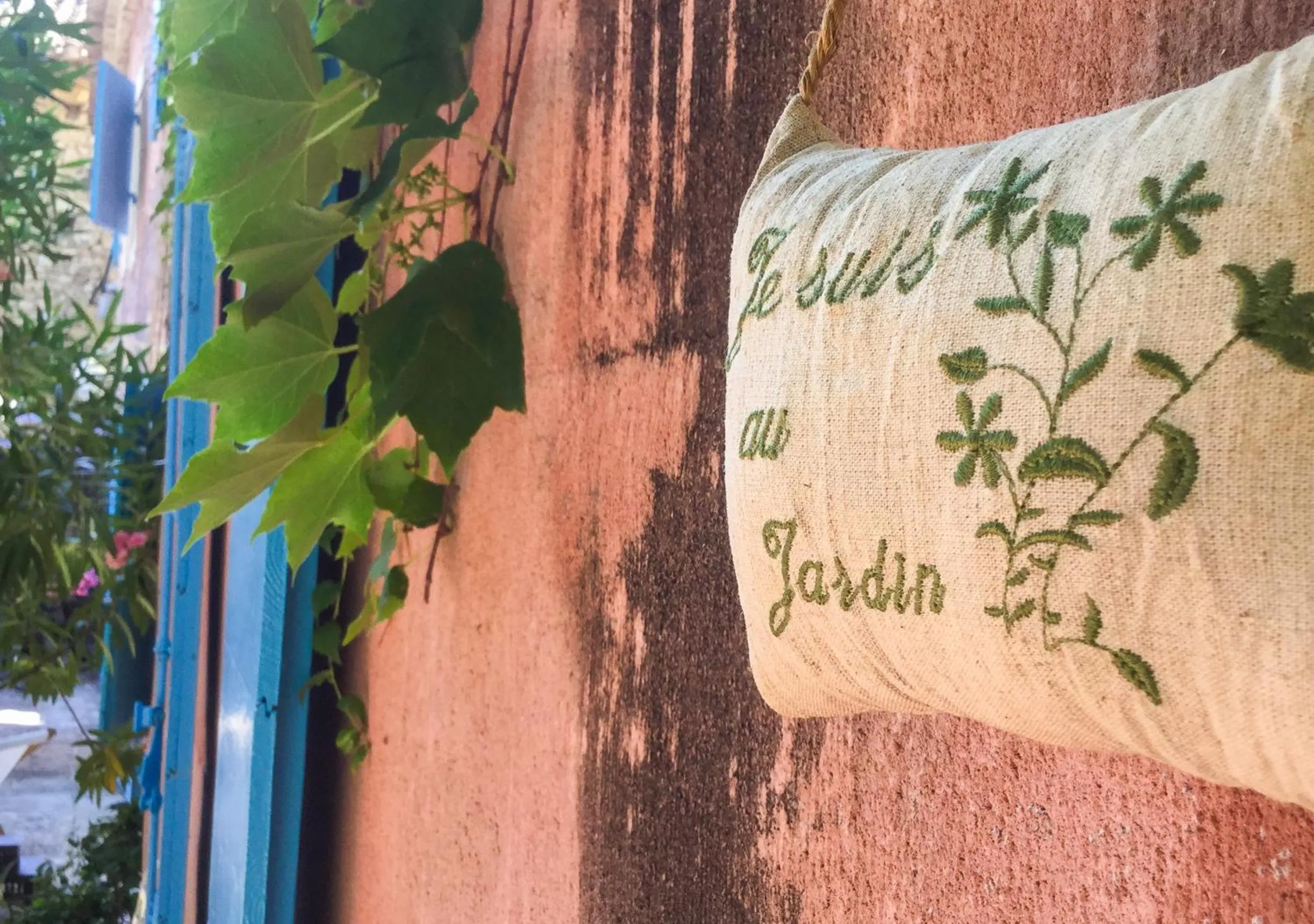 Facade/entrance in Le Mas de la Sorgue