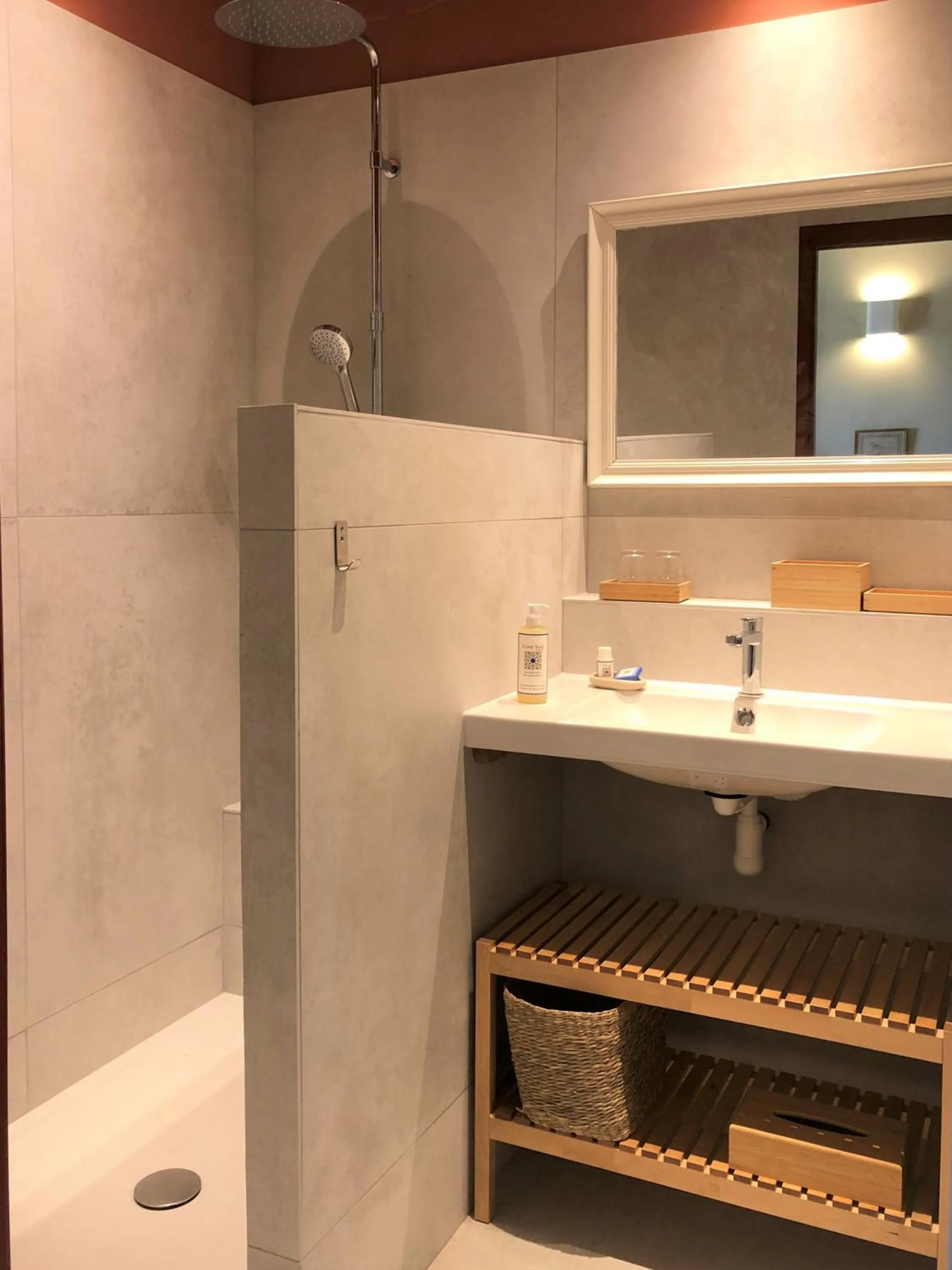 Bathroom in Le Mas de la Sorgue