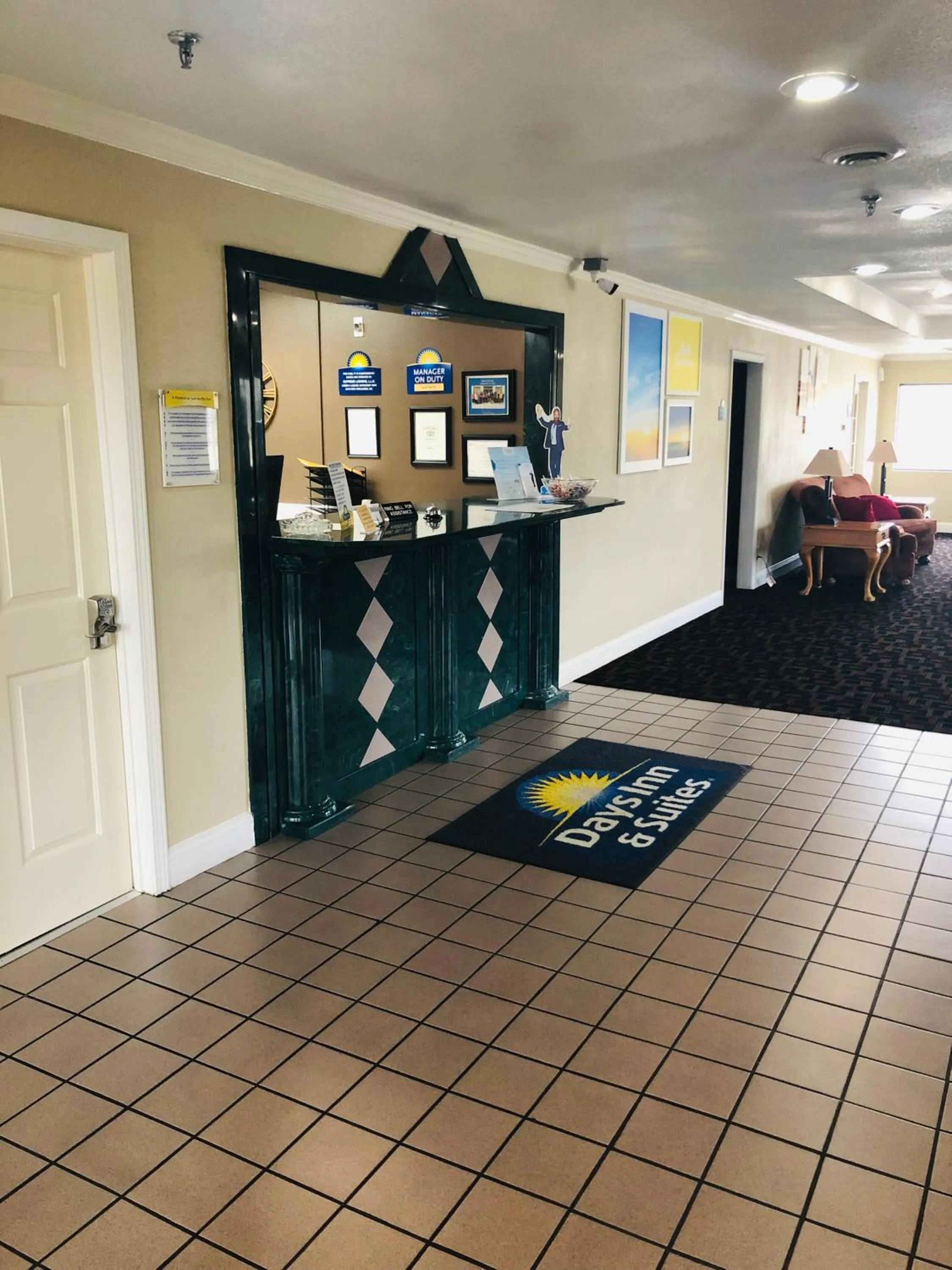 Lobby or reception in Days Inn & Suites by Wyndham Stuttgart