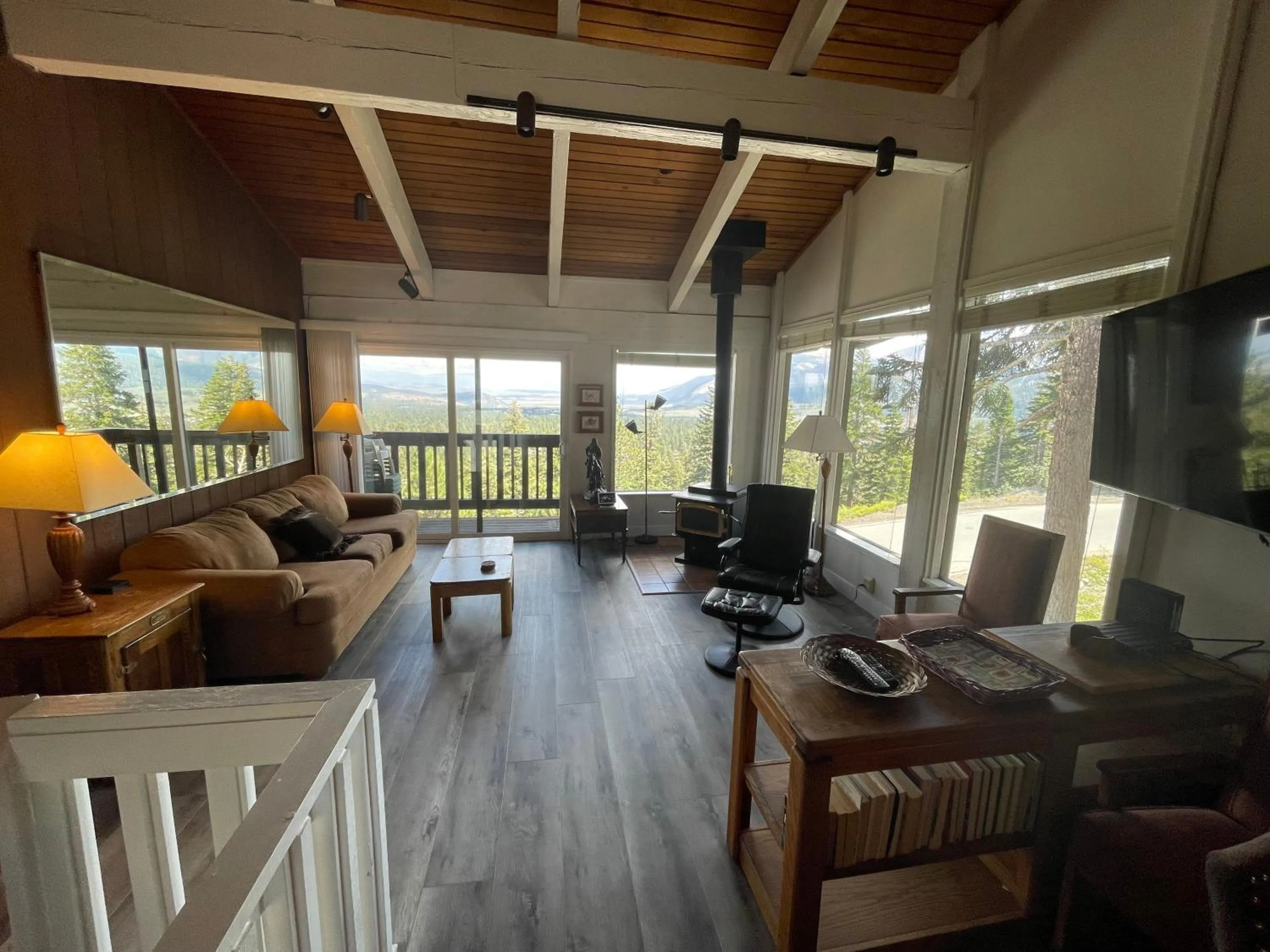 Living room in Mammoth Point by 101 Great Escapes