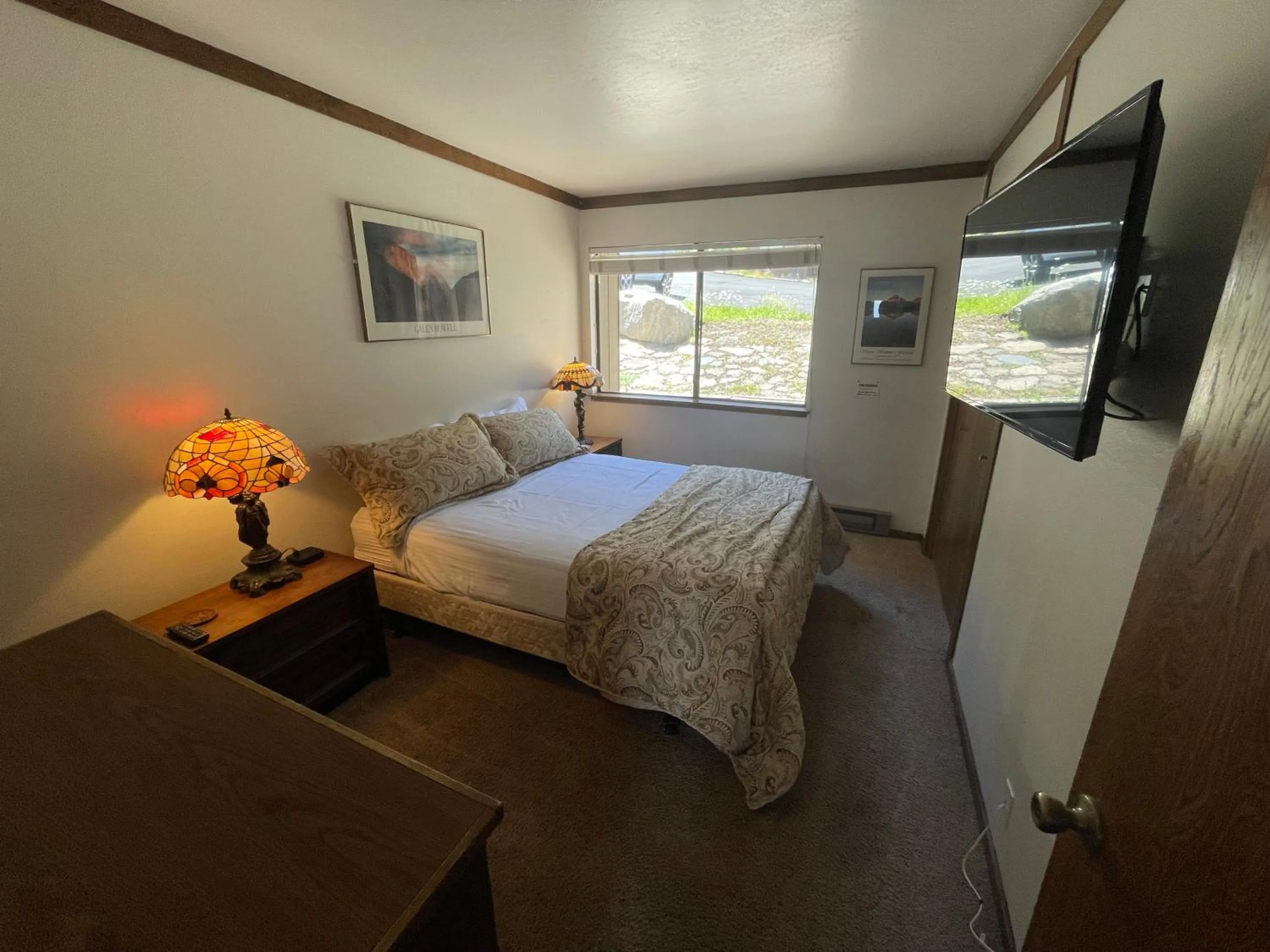 Bedroom, Bed in Mammoth Point by 101 Great Escapes