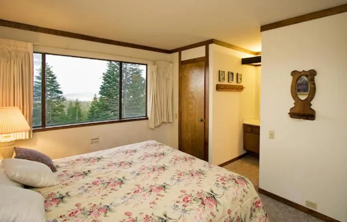 Bedroom, Bed in Mammoth Point by 101 Great Escapes