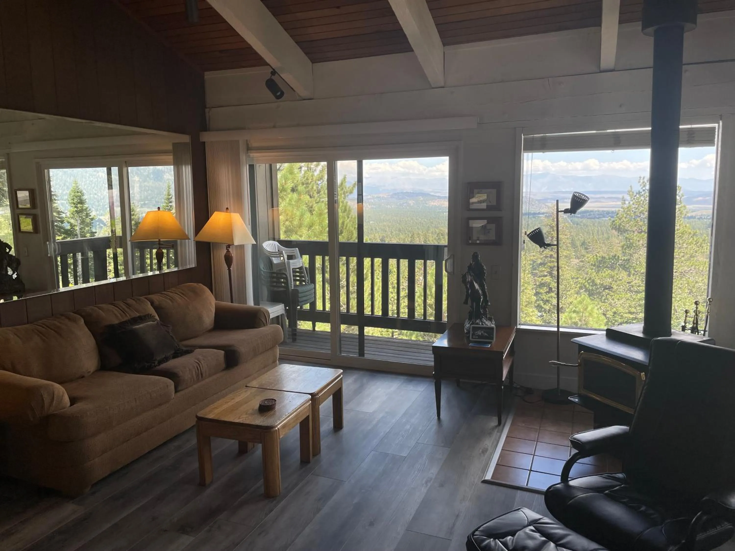 Living room in Mammoth Point by 101 Great Escapes
