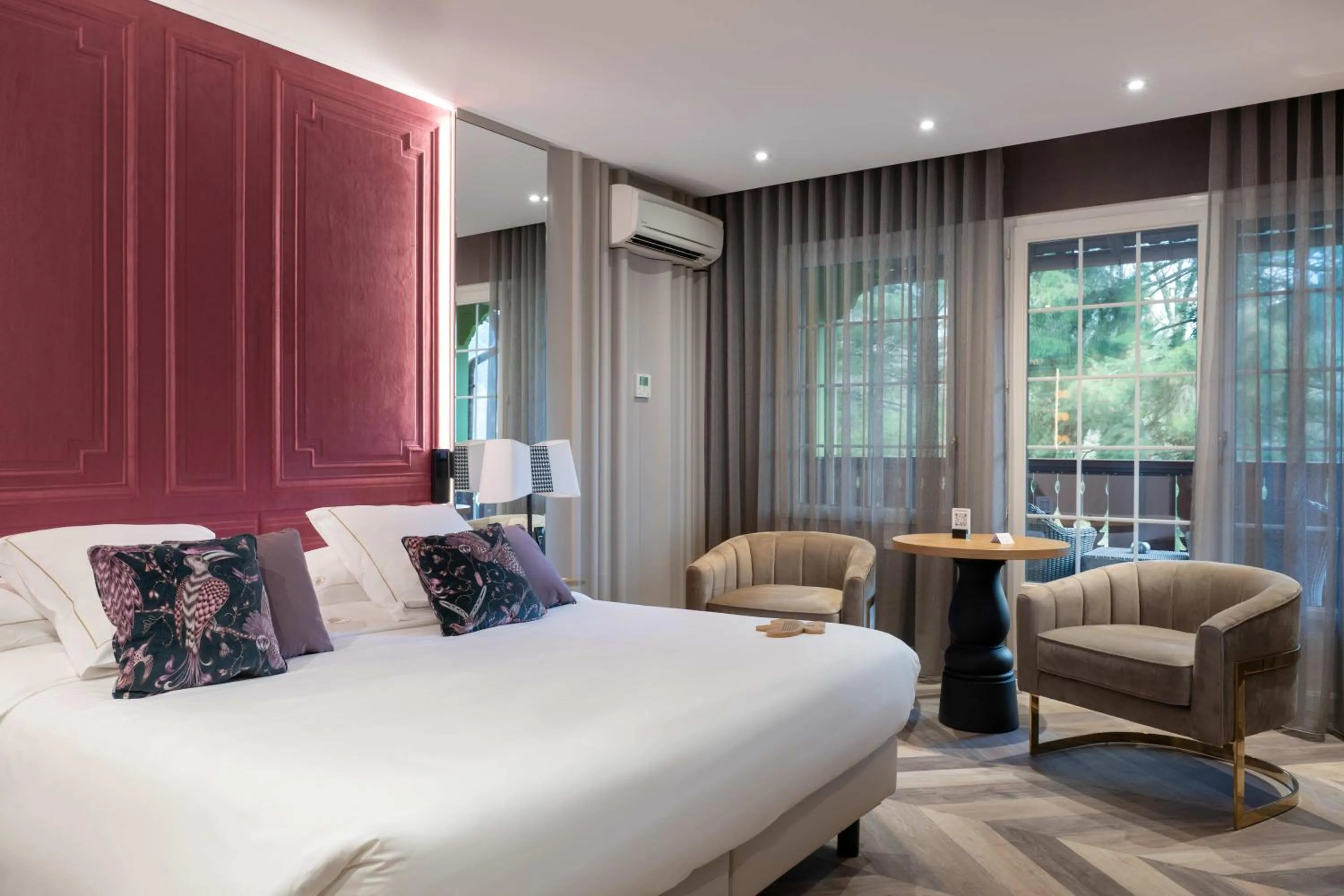 Bed in LA CHENEAUDIÈRE - Hôtel Spa - Relais & Châteaux - Restaurant étoilé