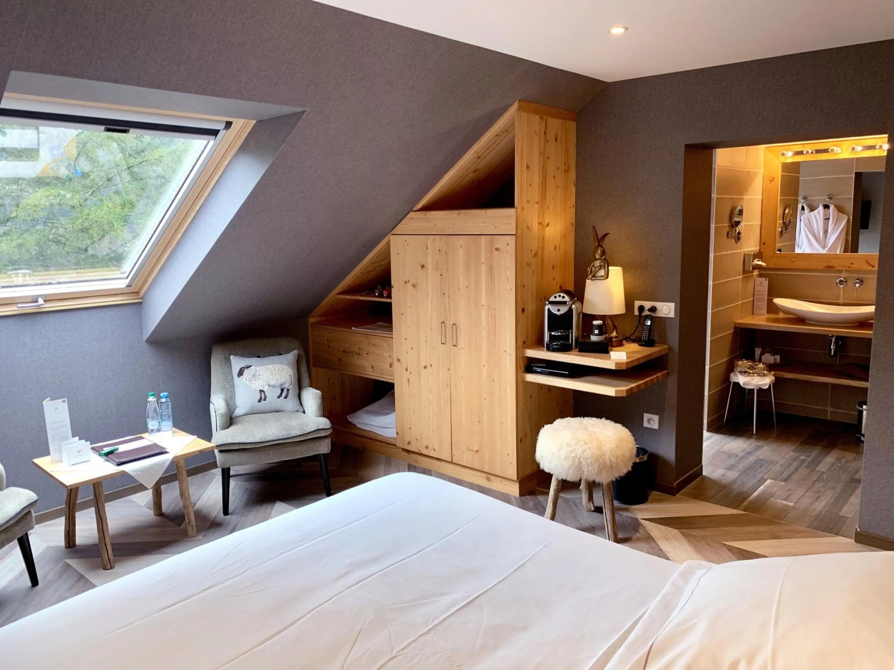 Bed in LA CHENEAUDIÈRE - Hôtel Spa - Relais & Châteaux - Restaurant étoilé