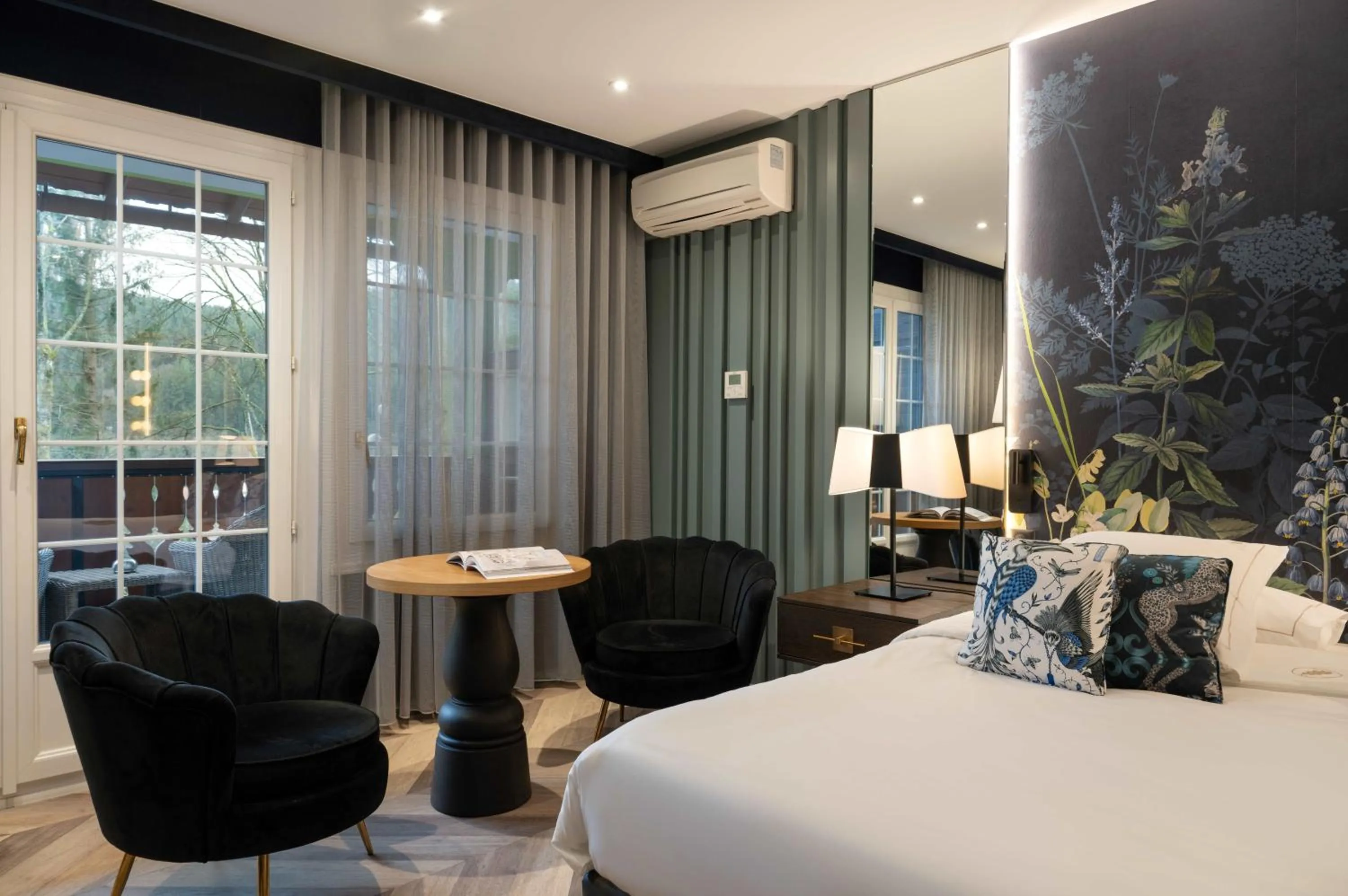 Bed in LA CHENEAUDIÈRE - Hôtel Spa - Relais & Châteaux - Restaurant étoilé