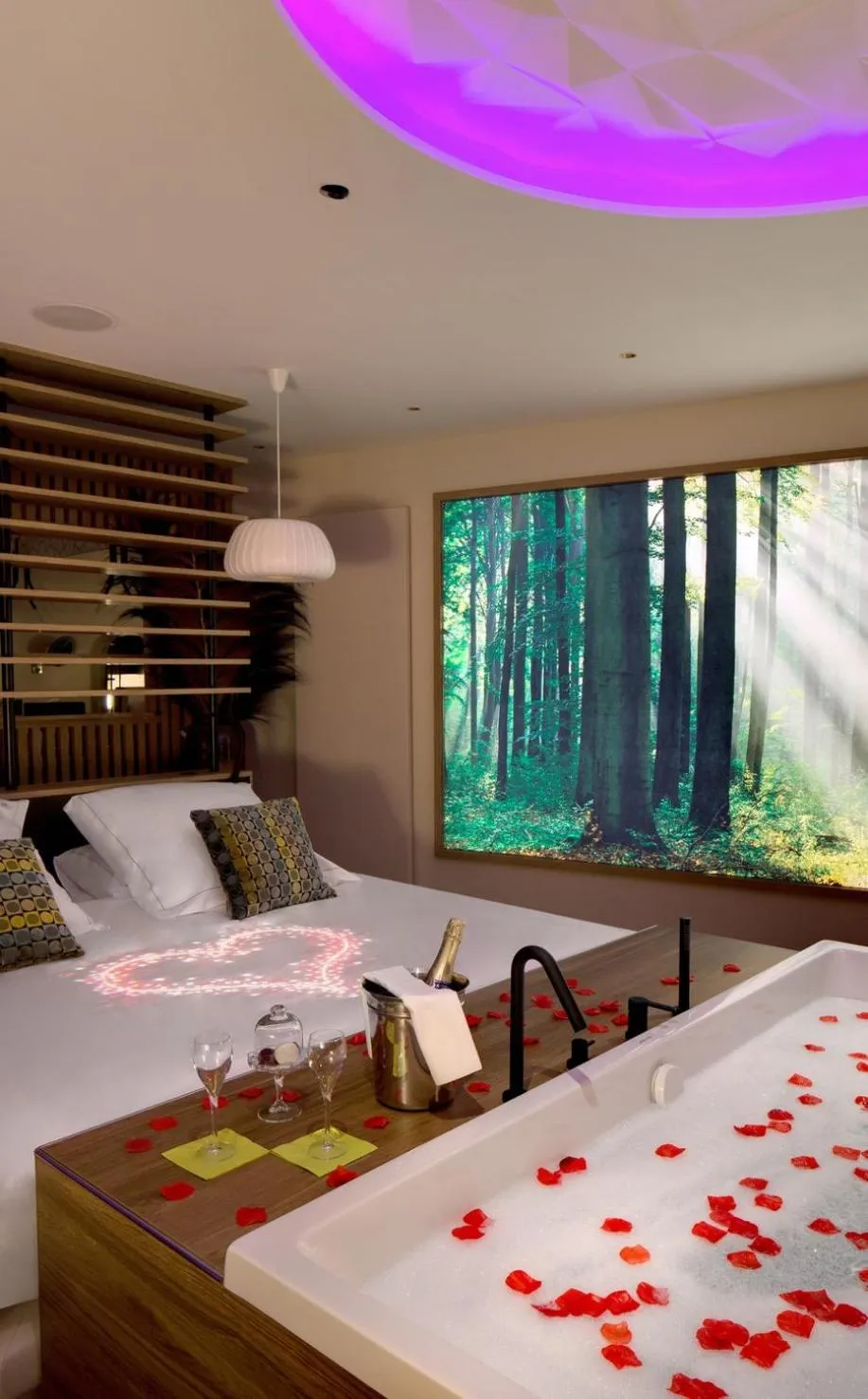 Bed in LA CHENEAUDIÈRE - Hôtel Spa - Relais & Châteaux - Restaurant étoilé