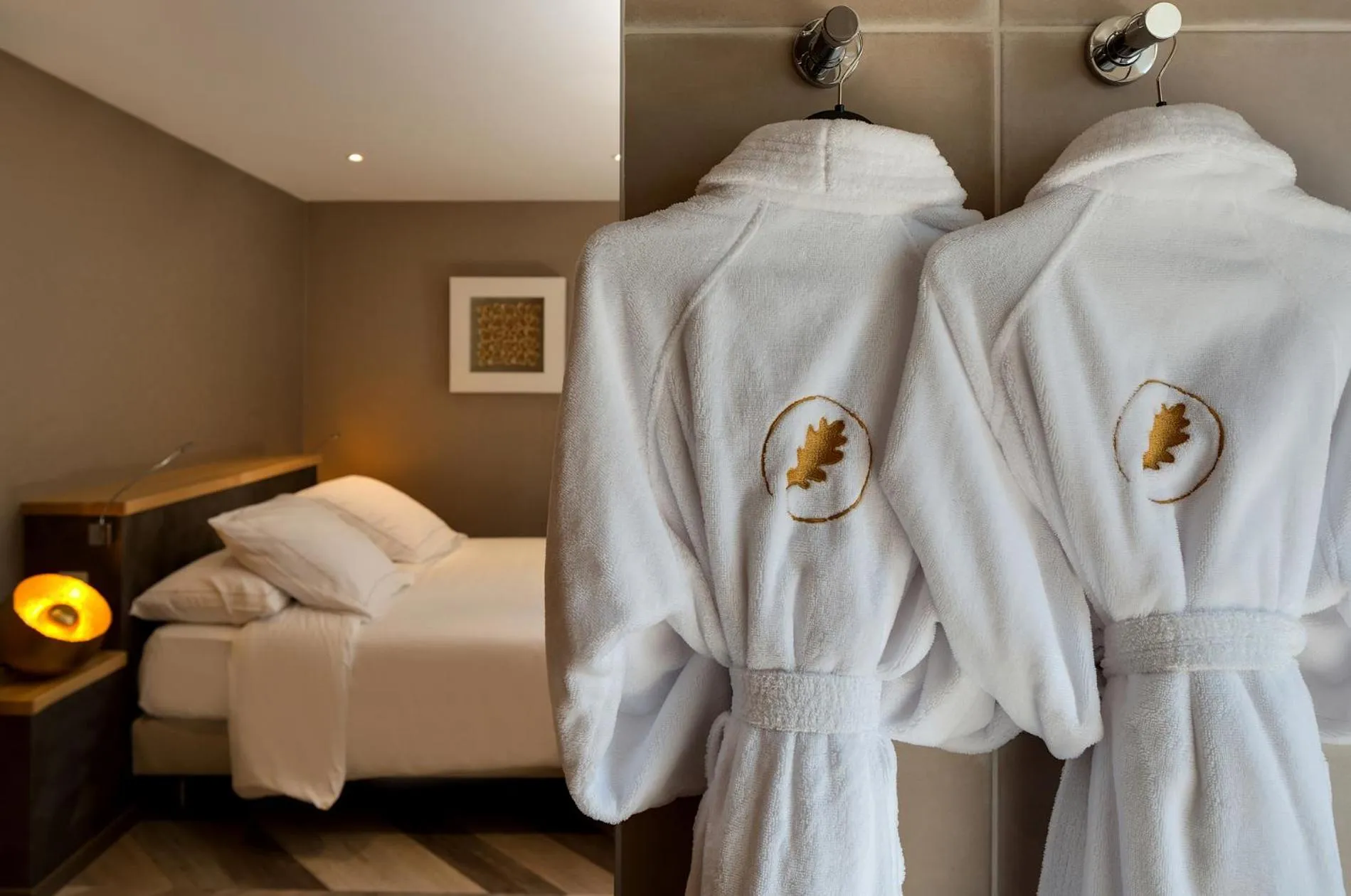 Bed in LA CHENEAUDIÈRE - Hôtel Spa - Relais & Châteaux - Restaurant étoilé