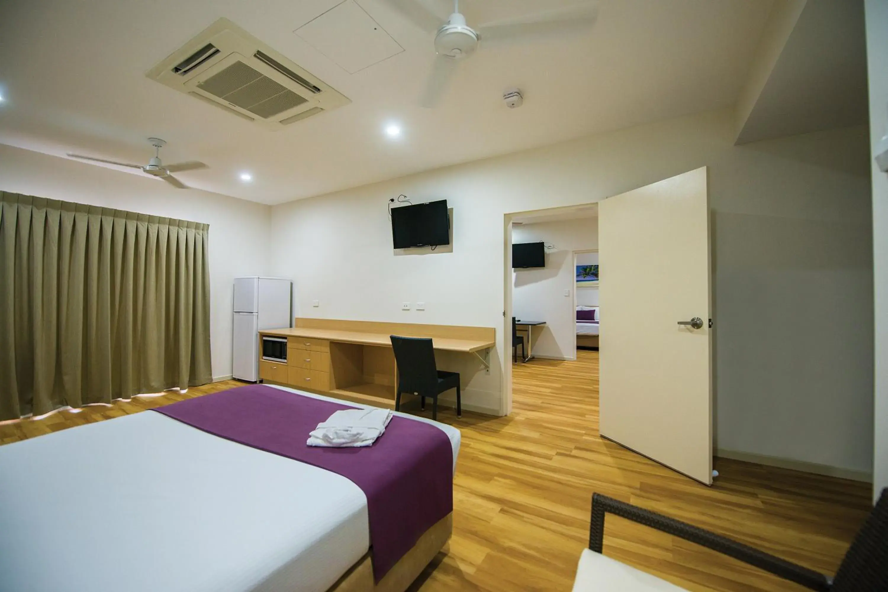 Kitchen or kitchenette, Bed in Club Tropical Resort Darwin Kitchen or kitchenette, Bed in Club Tropical Resort Darwin