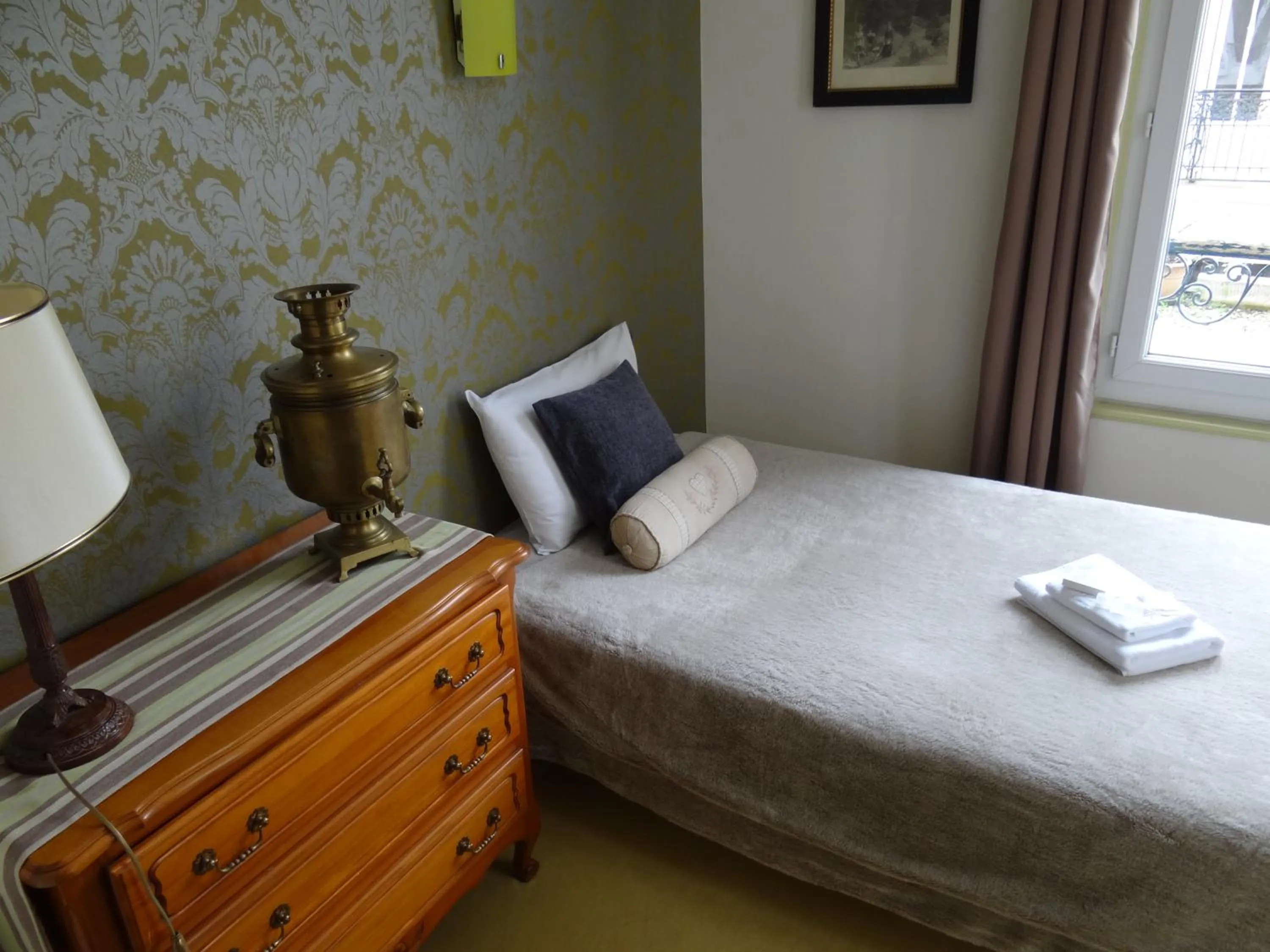 Bedroom, Bed in Hotel California