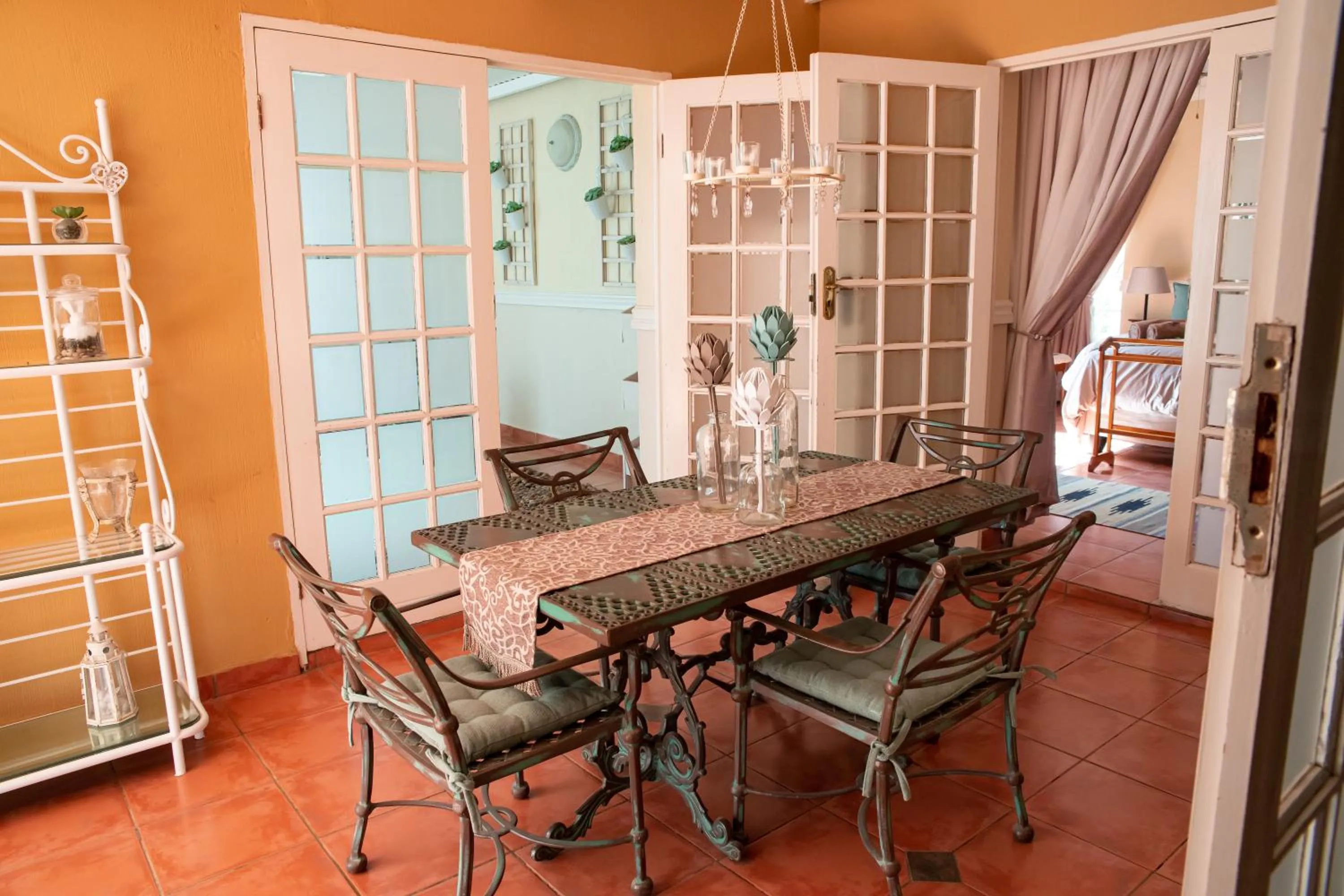 Dining area in Roses and Pebbles B & B Guest House