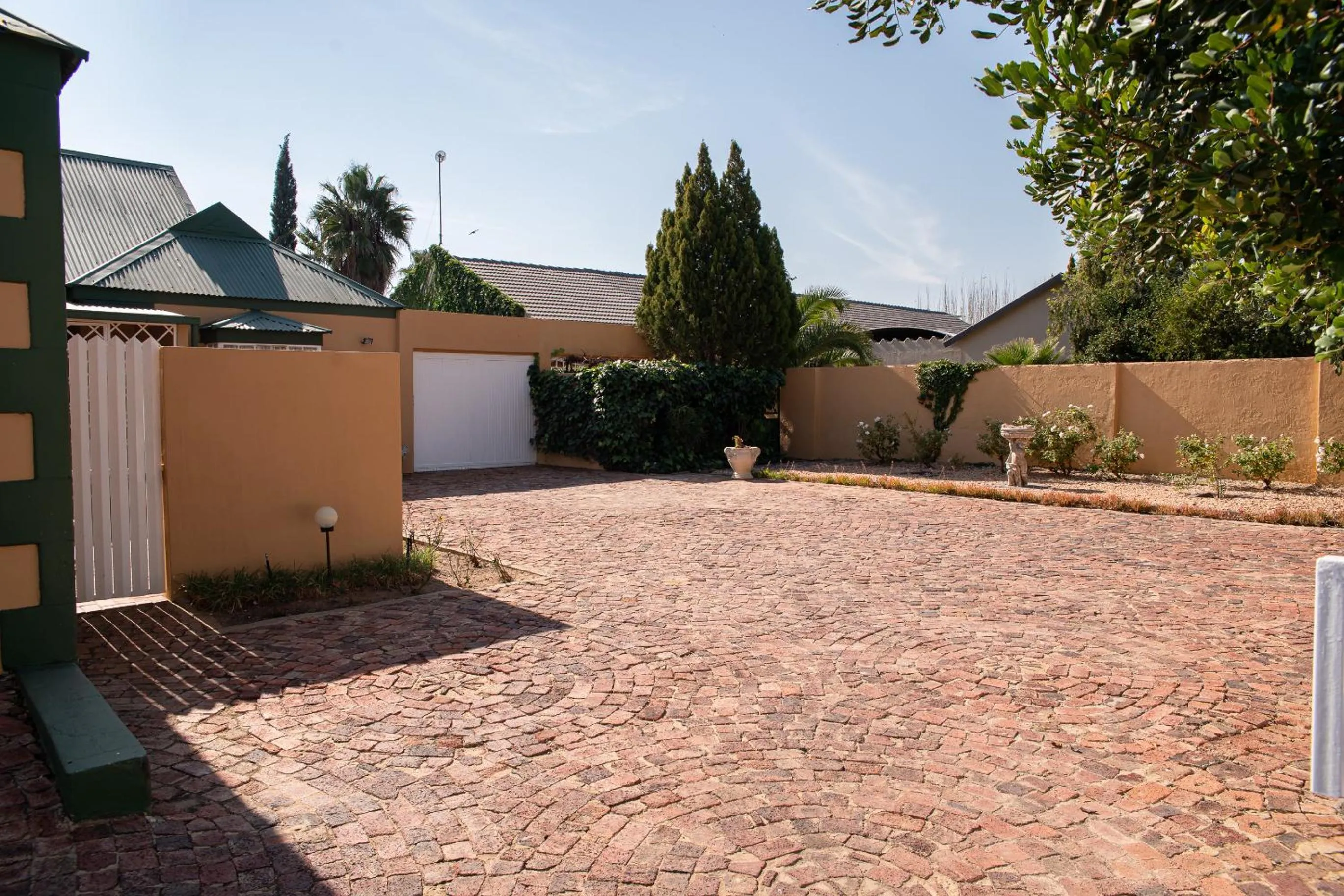 Property building in Roses and Pebbles B & B Guest House