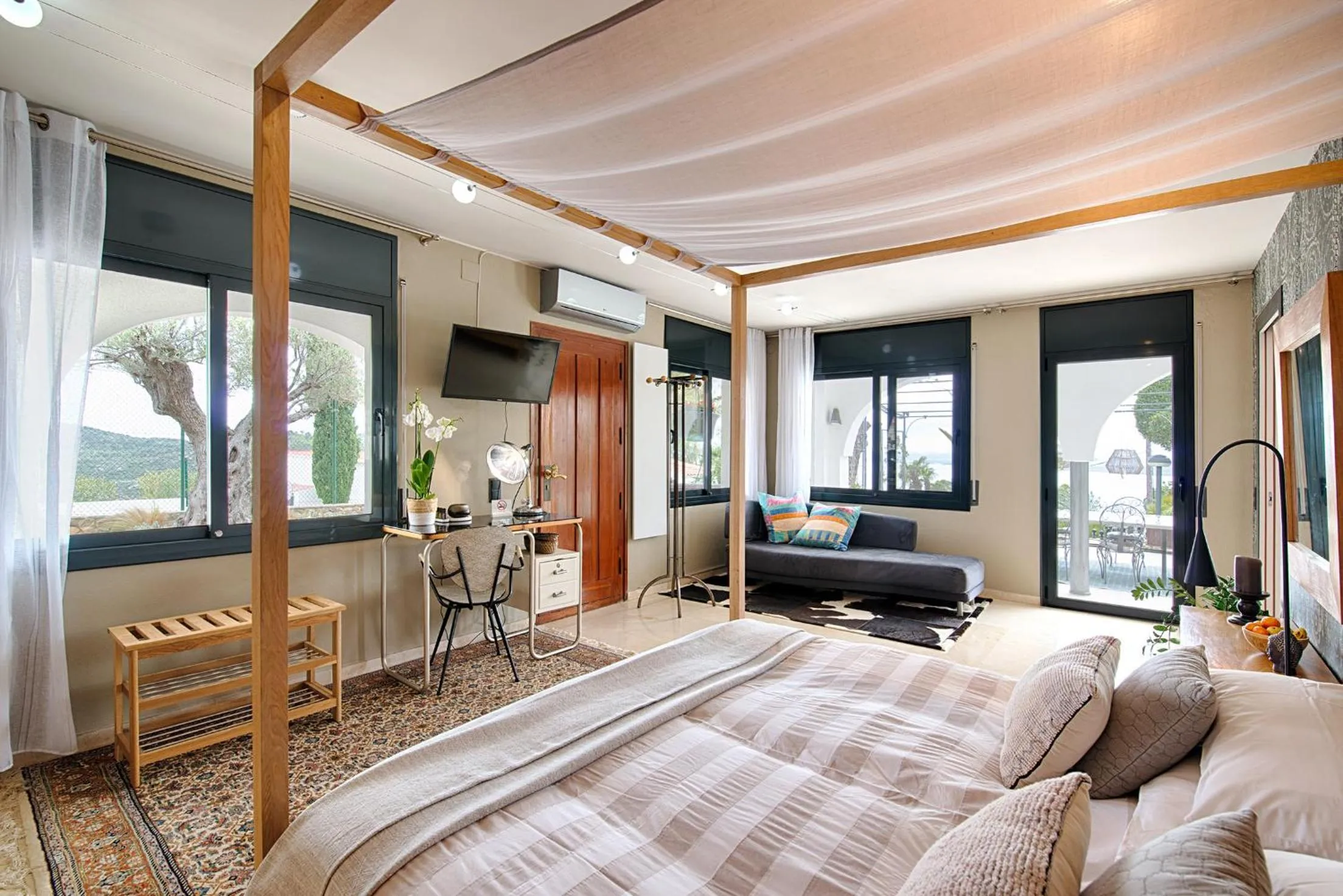 Photo of the whole room, Bed in Casa de l’Albada