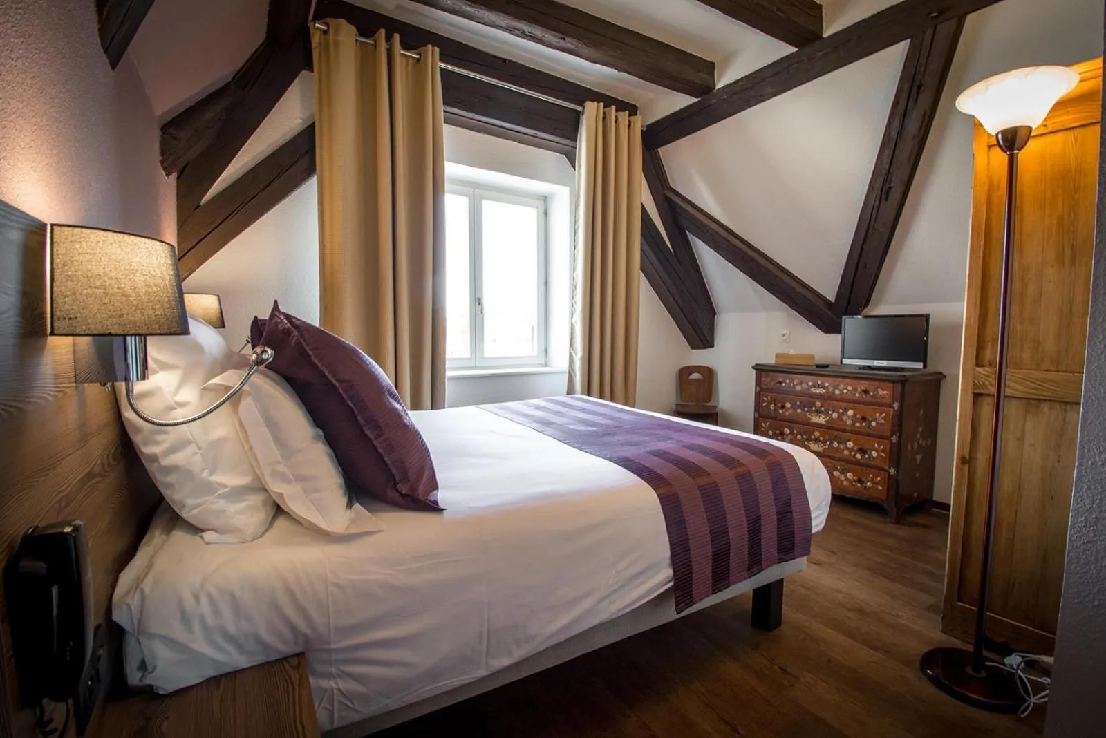 Bedroom, Bed in Hôtel De La Couronne