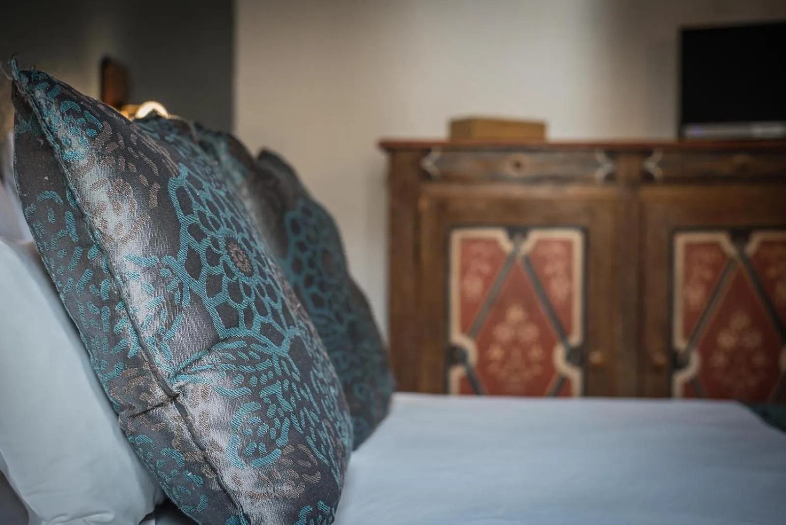 Bedroom, Bed in Hôtel De La Couronne