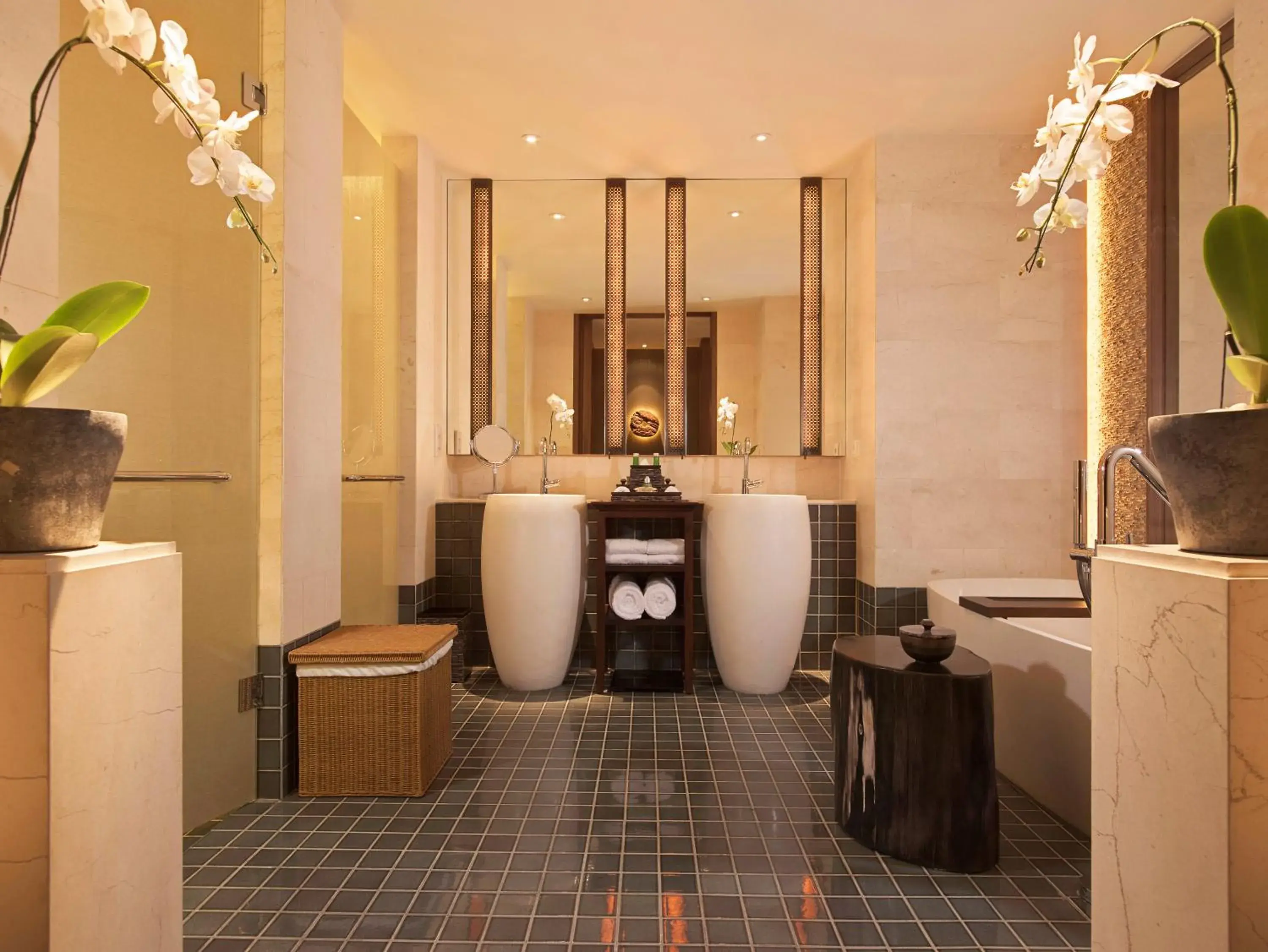 Shower, Bathroom in InterContinental Bali Sanur Resort, an IHG Hotel