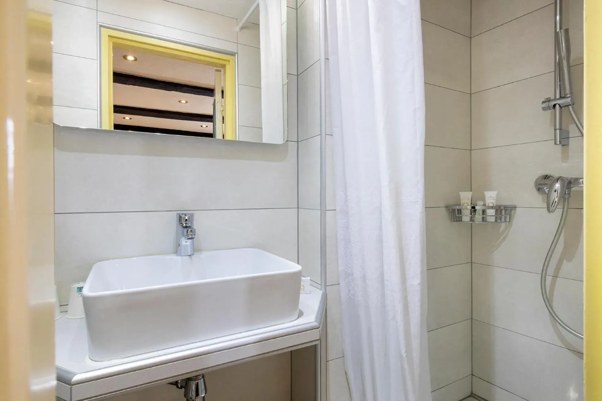 Shower, Bathroom in Hostellerie Le Marechal