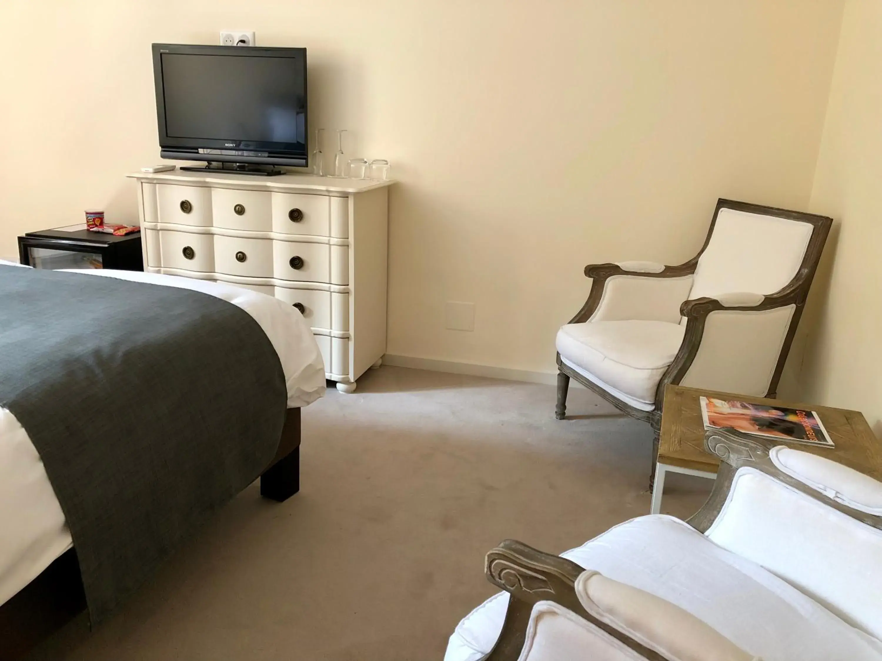 Living room, Bed in Hostellerie Le Marechal