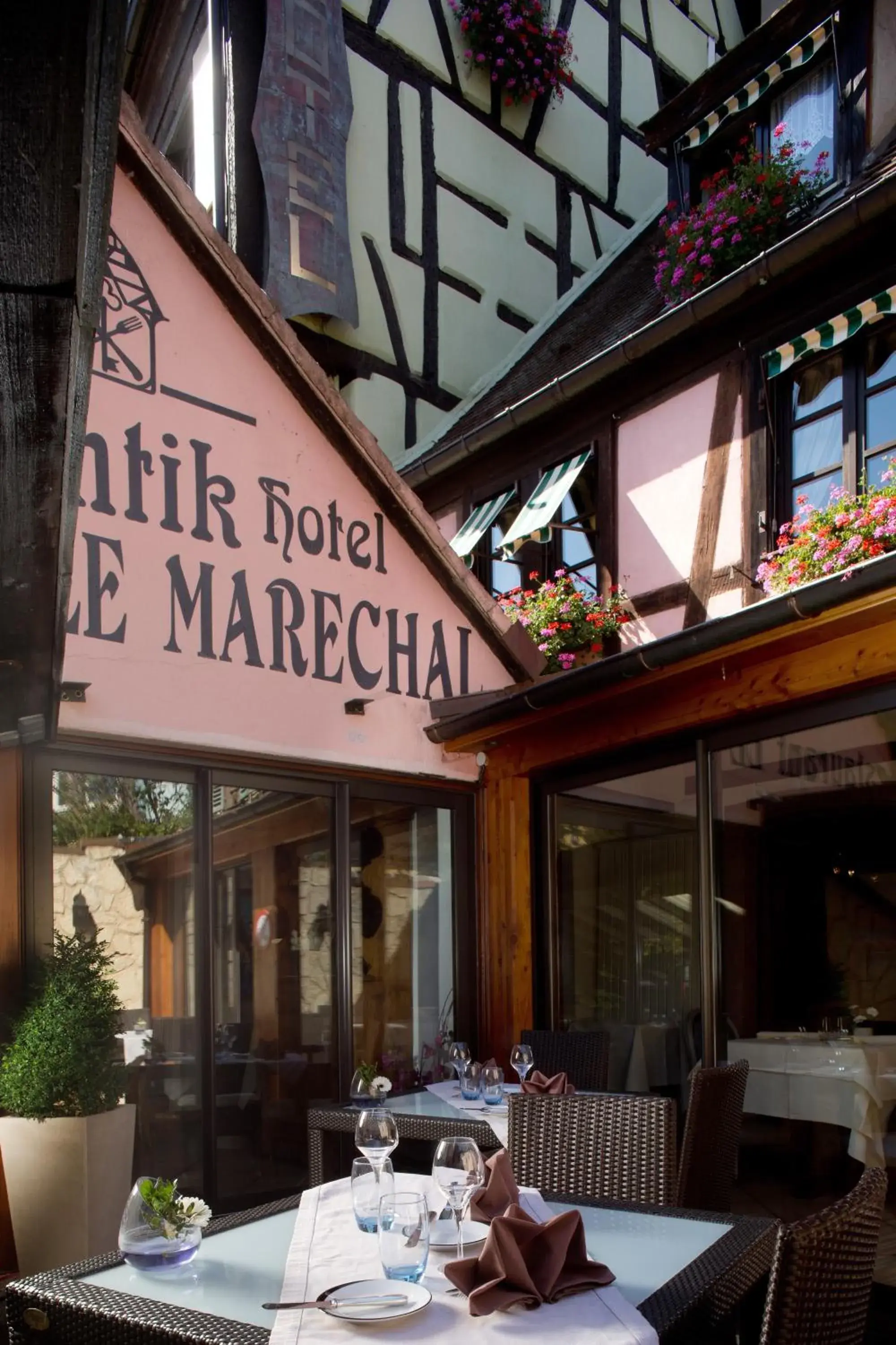 Patio, Restaurant/Places to Eat in Hostellerie Le Marechal