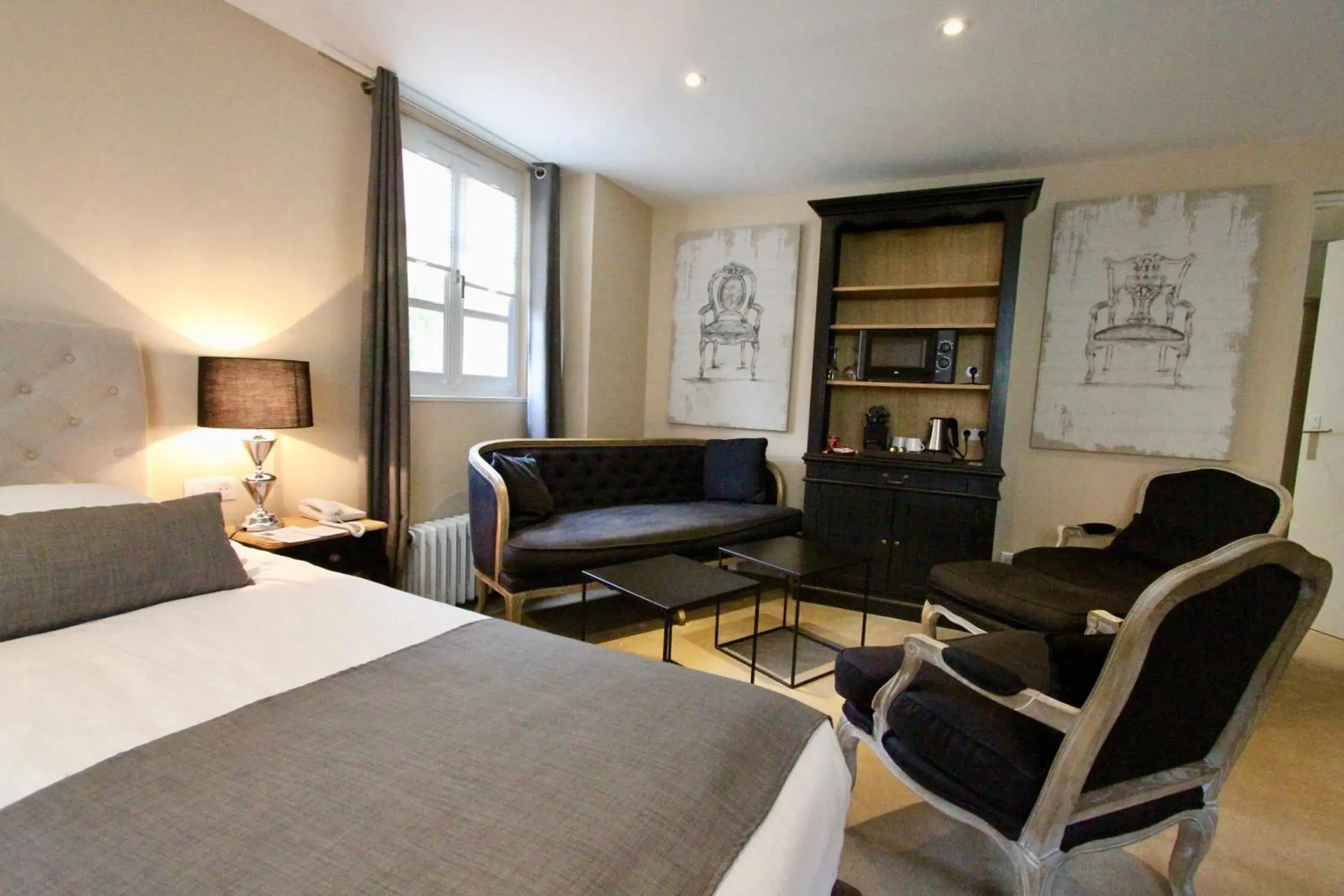 Living room, Bed in Hostellerie Le Marechal