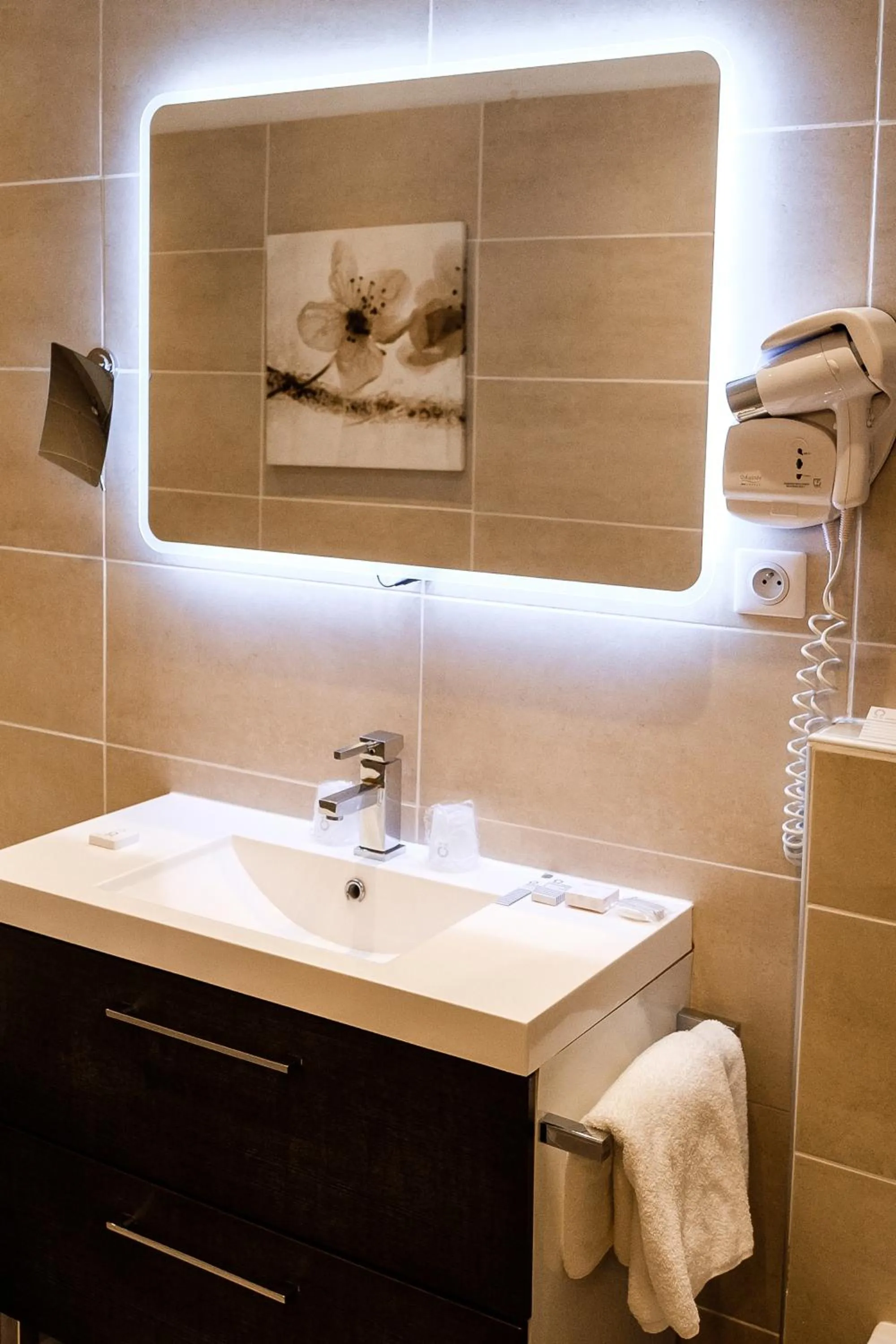 Bathroom in Hotel Restaurant Le Maréchal - Teritoria