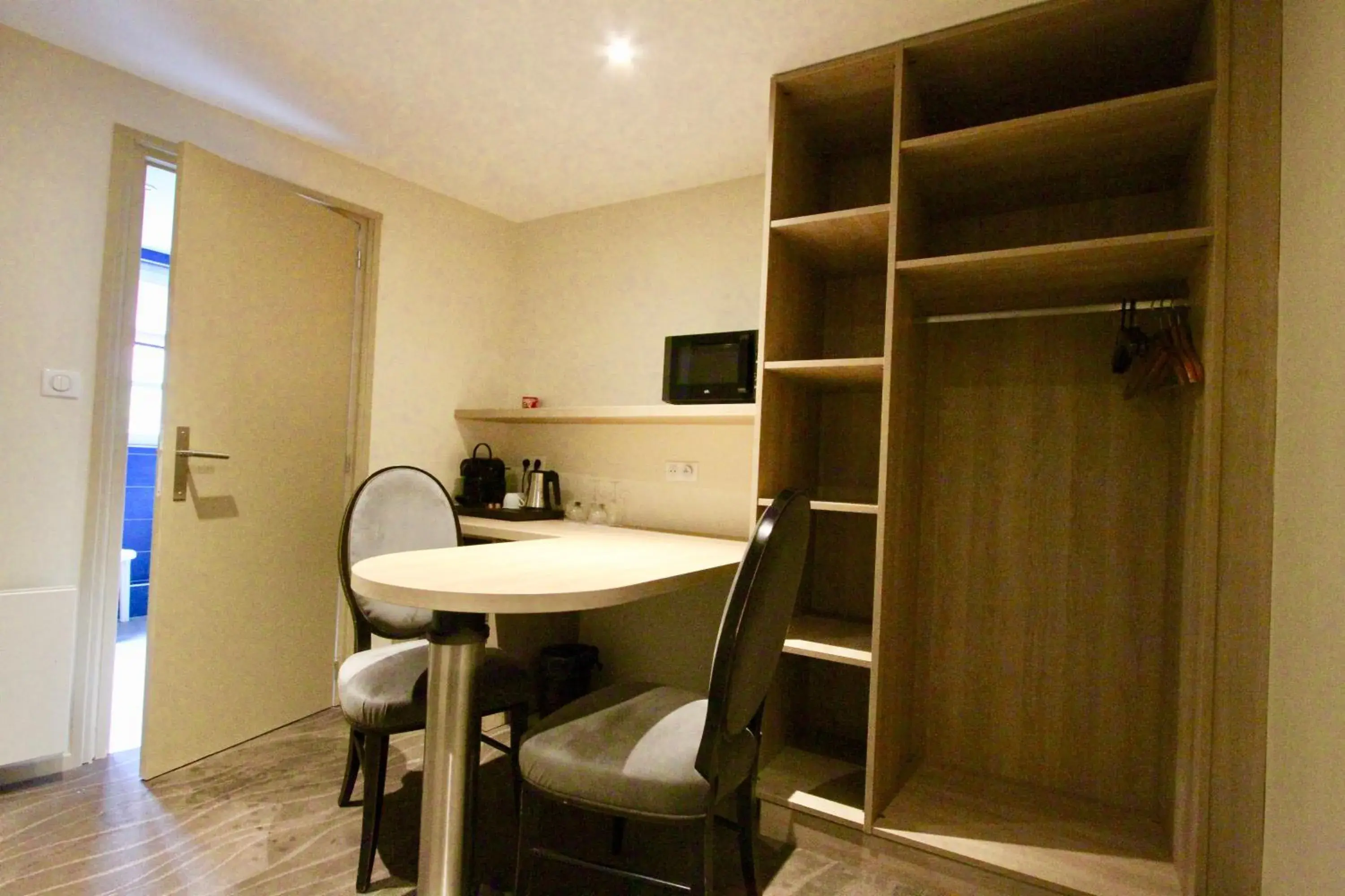 Dining area, Bathroom in Hostellerie Le Marechal