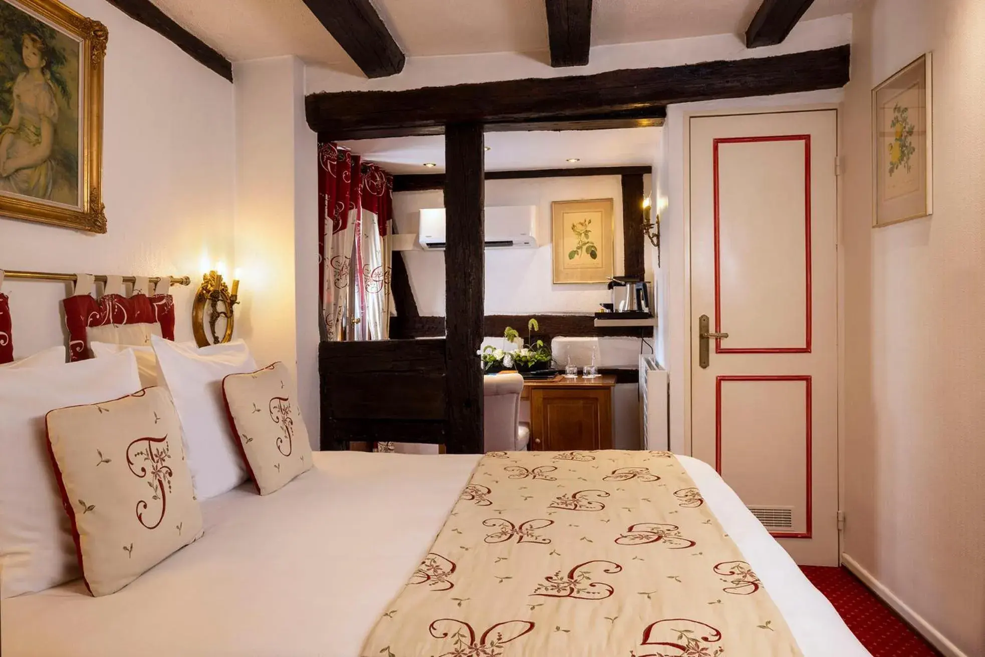 Bed in Hostellerie Le Marechal