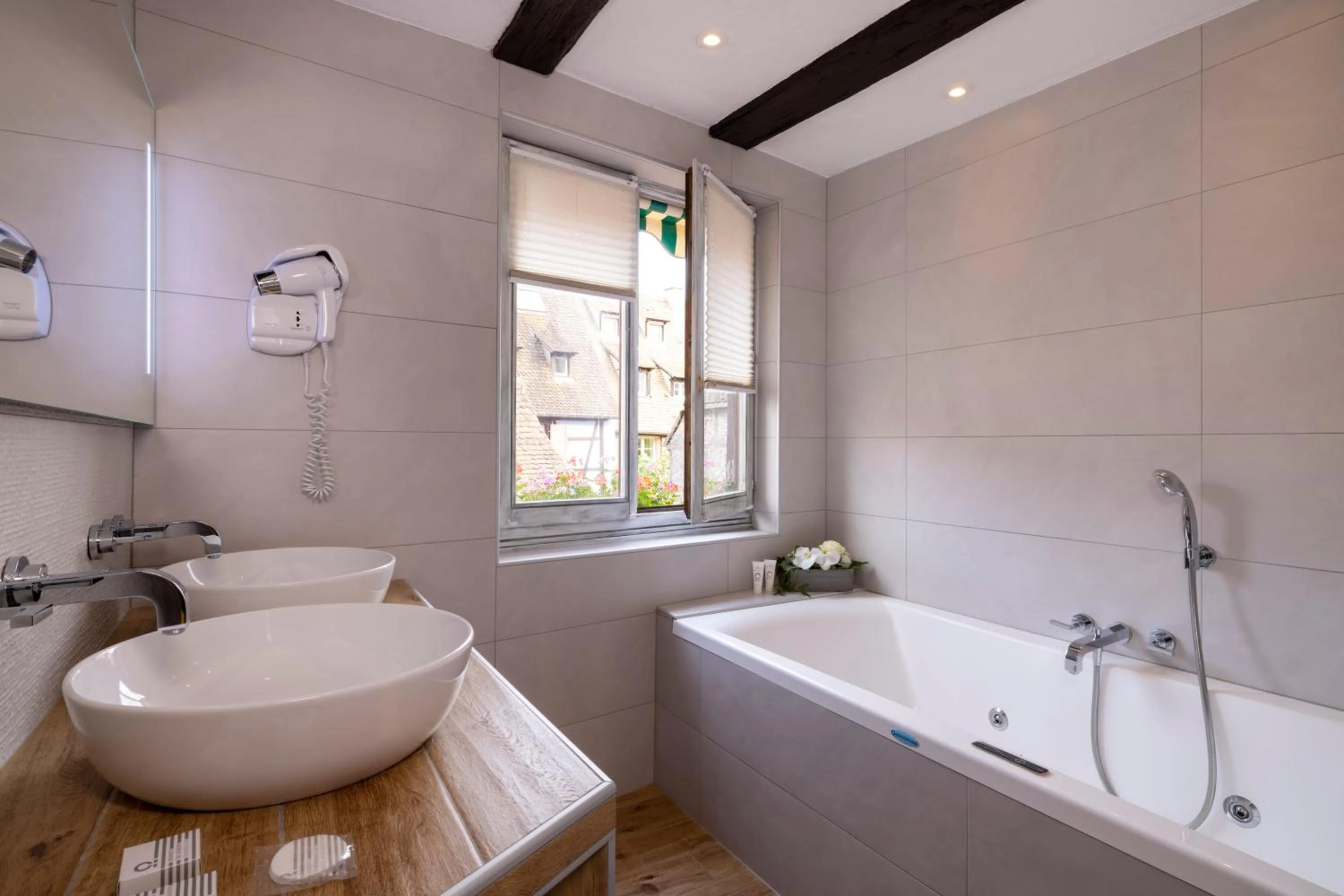 Bathroom in Hotel Restaurant Le Maréchal - Teritoria