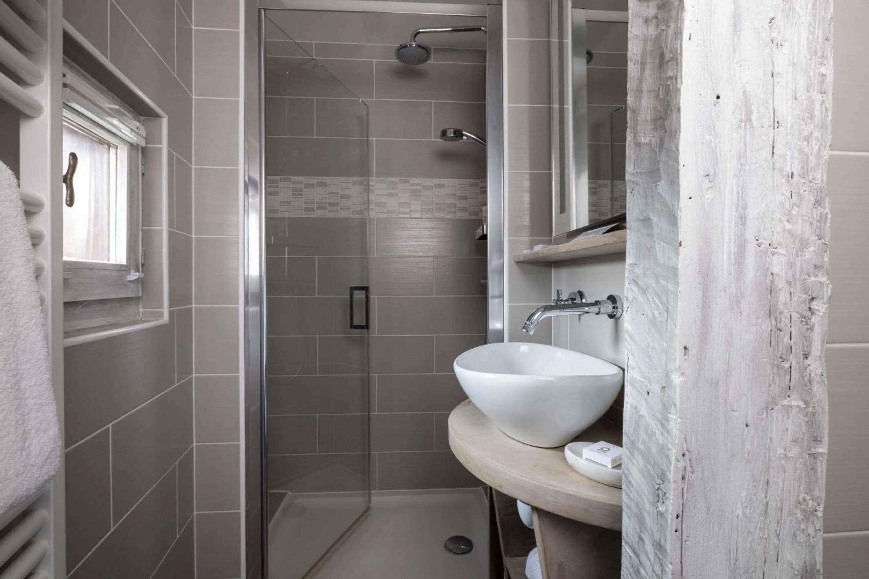Bathroom in Hotel Restaurant Le Maréchal - Teritoria