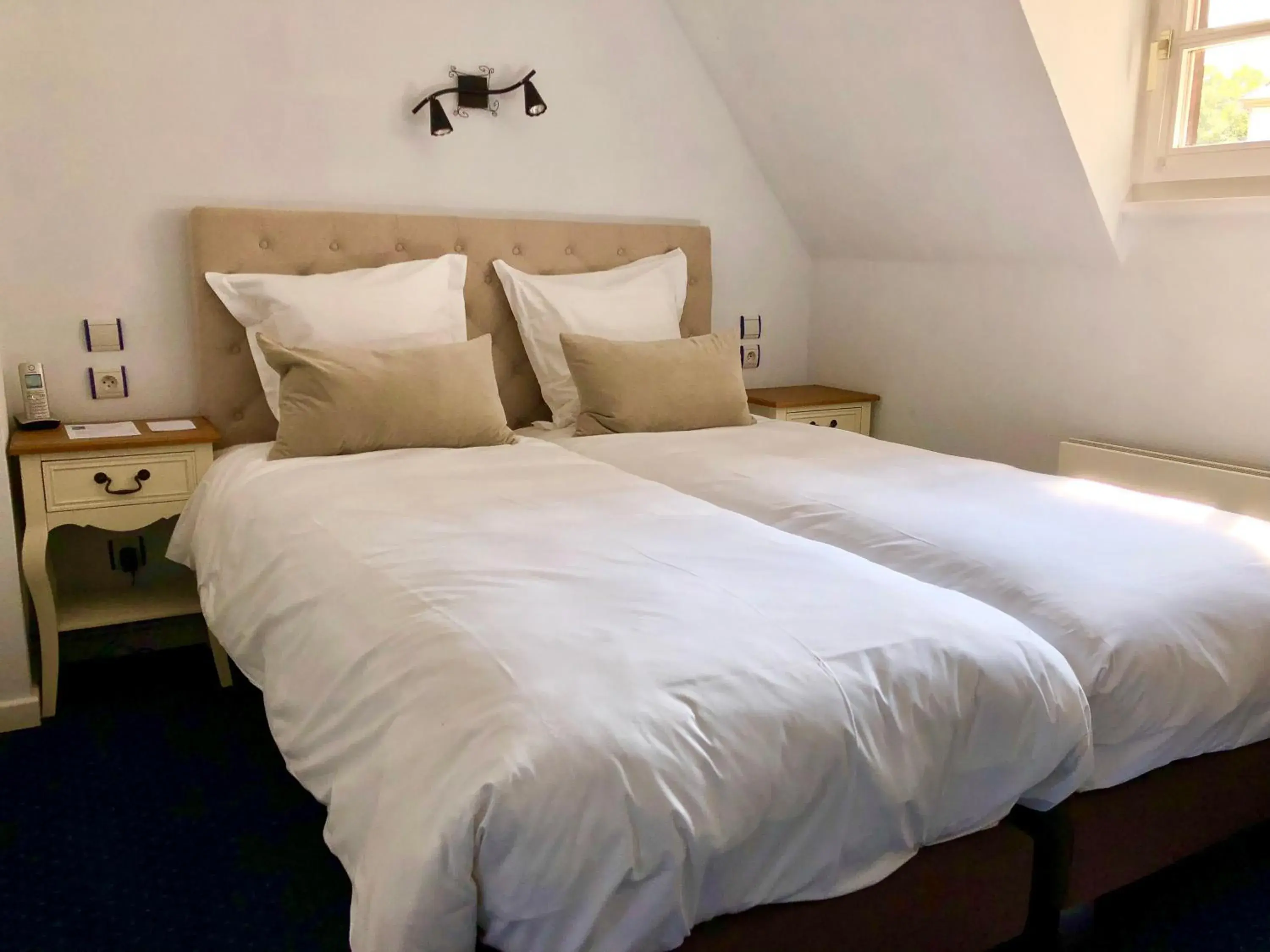 Bed in Hostellerie Le Marechal