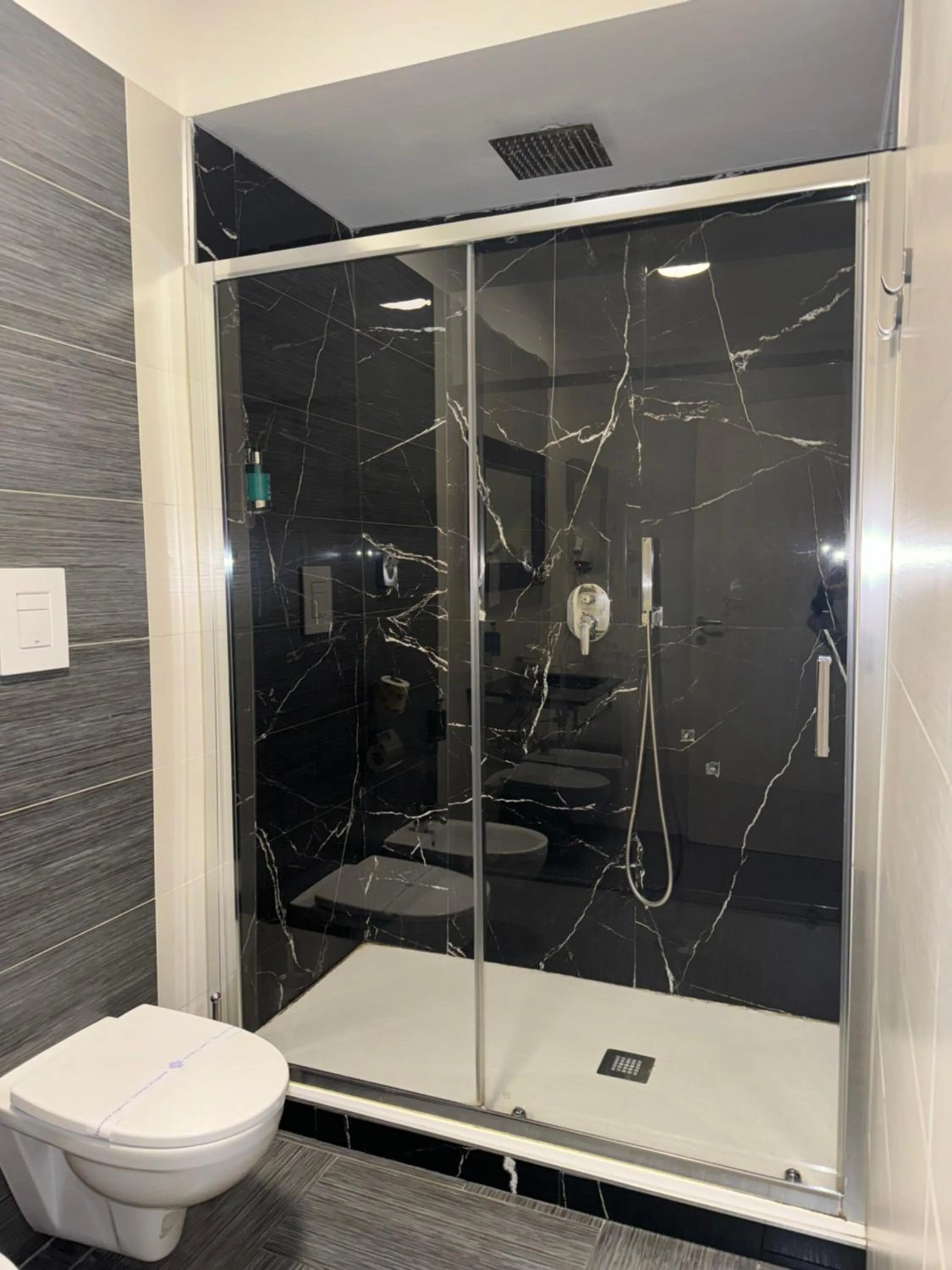 Shower in Hotel Masaniello Luxury