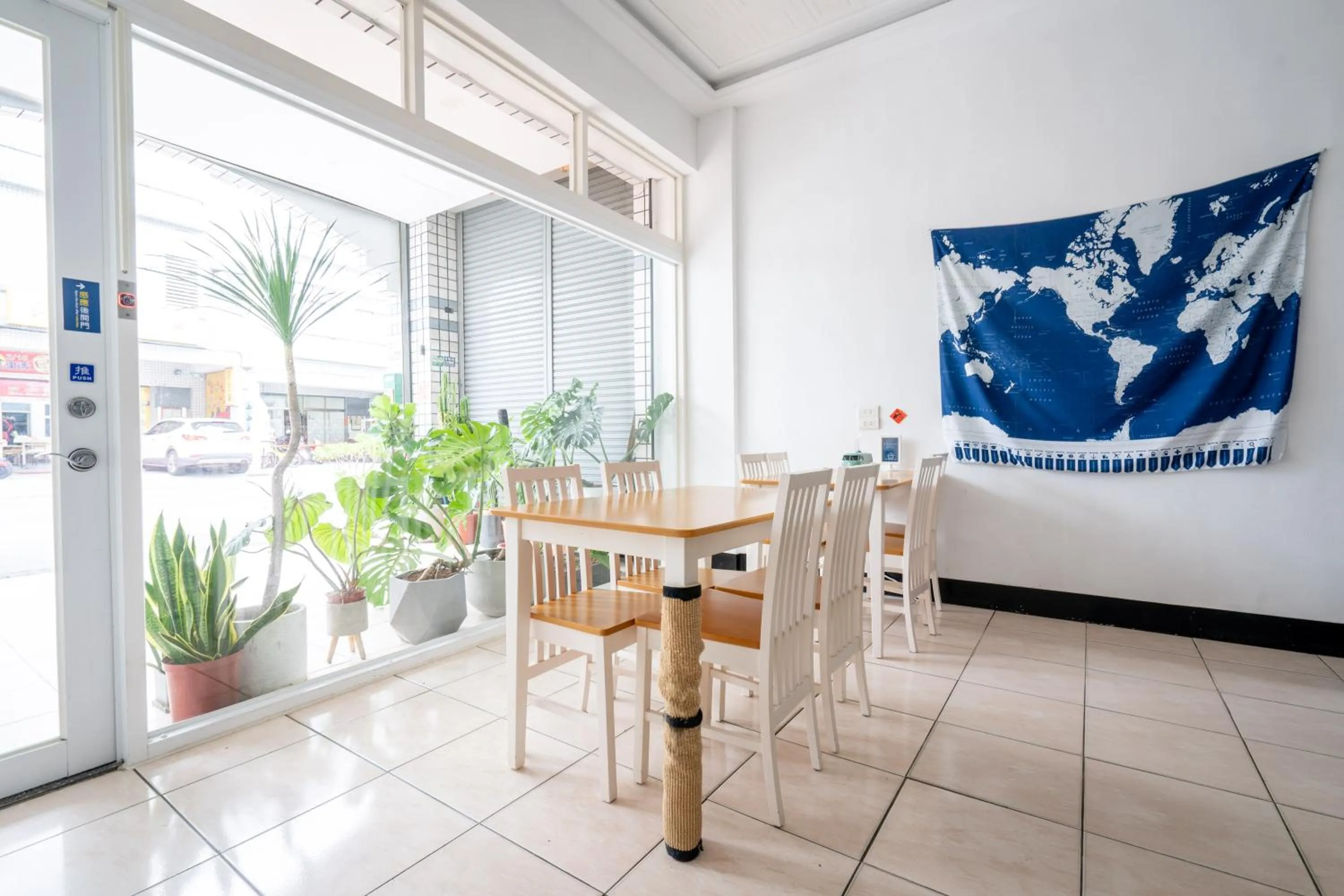 Restaurant/places to eat in Utopia Hostel