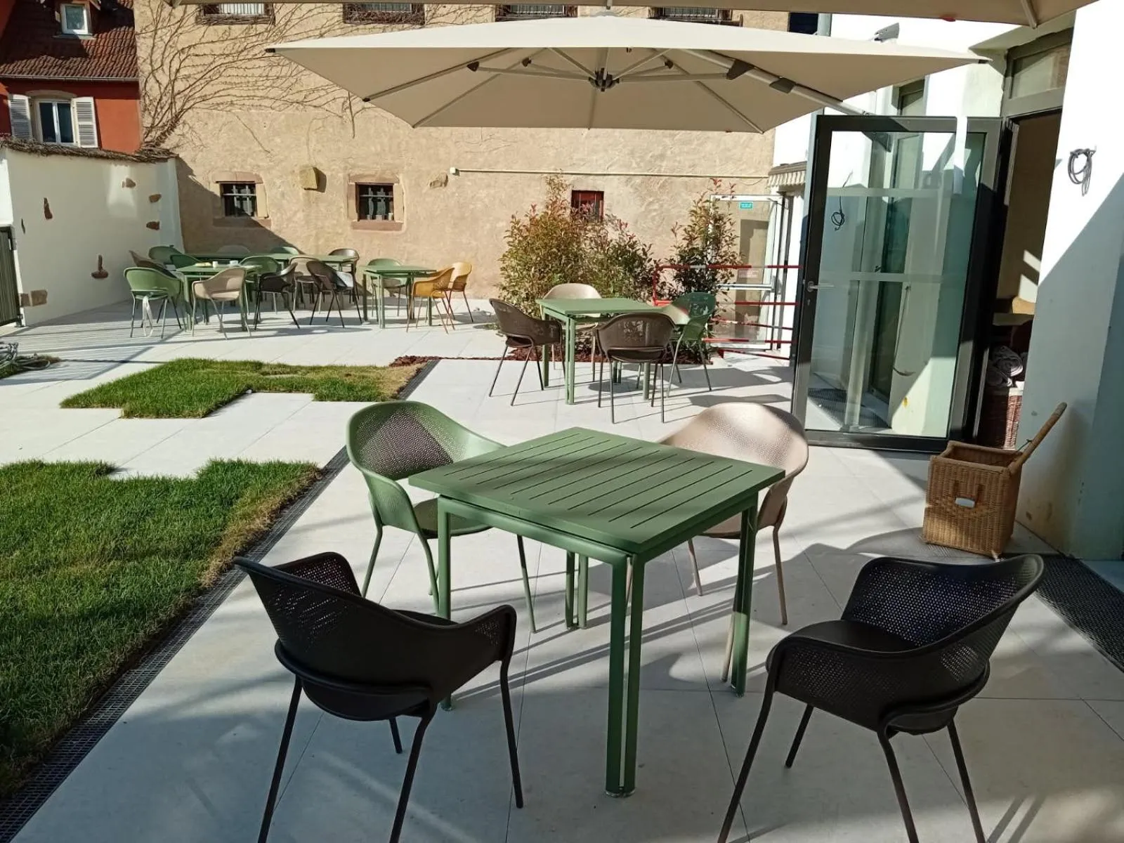 Patio in Logis Hotel L'Ours de Mutzig