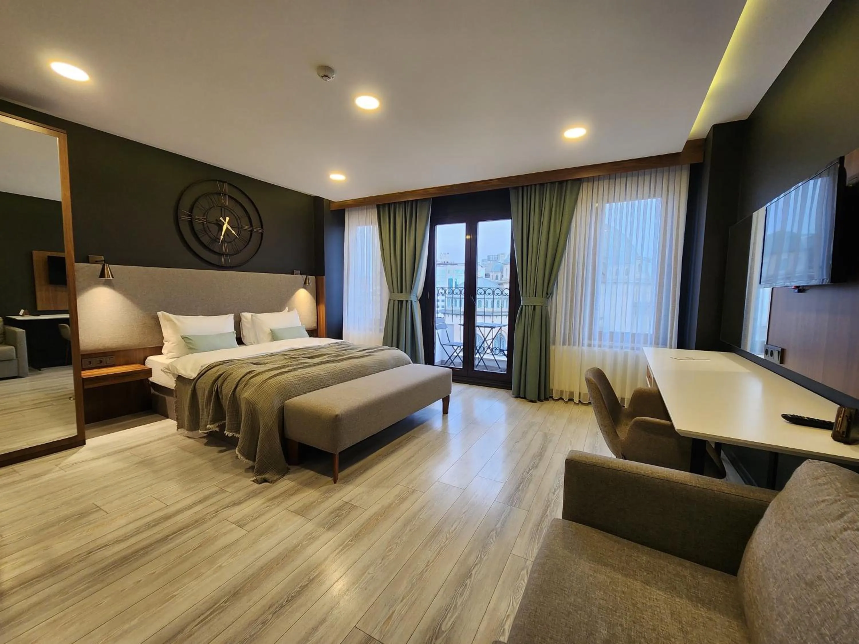 Photo of the whole room, Bed in Taksim Landhouse Hotel