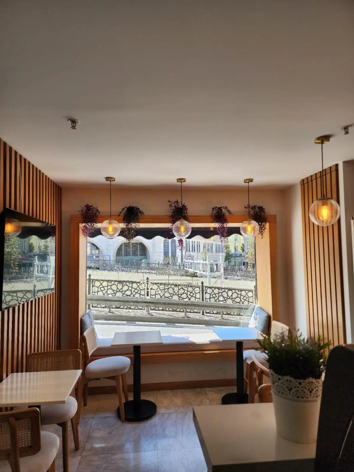 Restaurant/places to eat in Taksim Landhouse Hotel