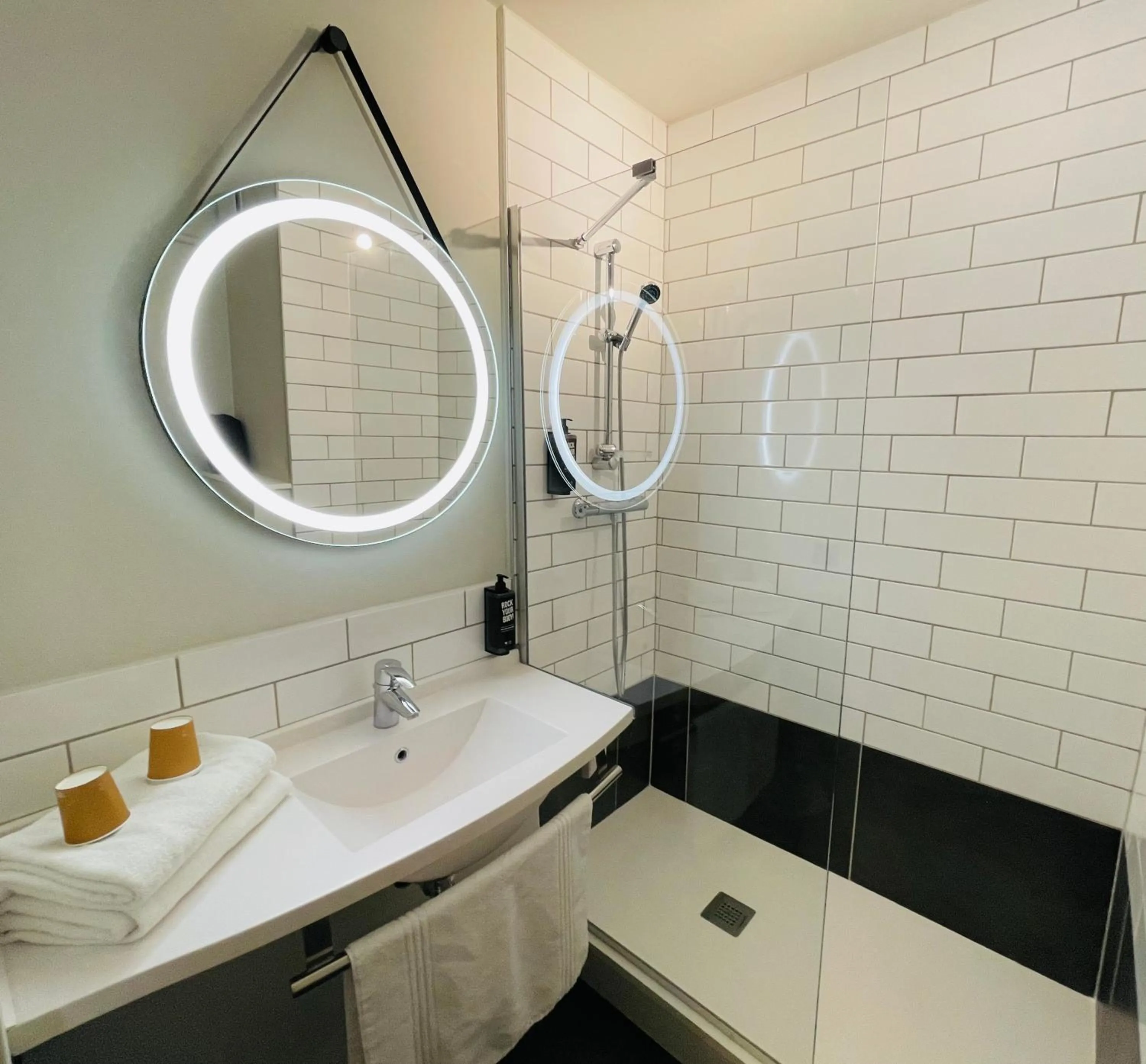 Shower in ibis Gap Centre