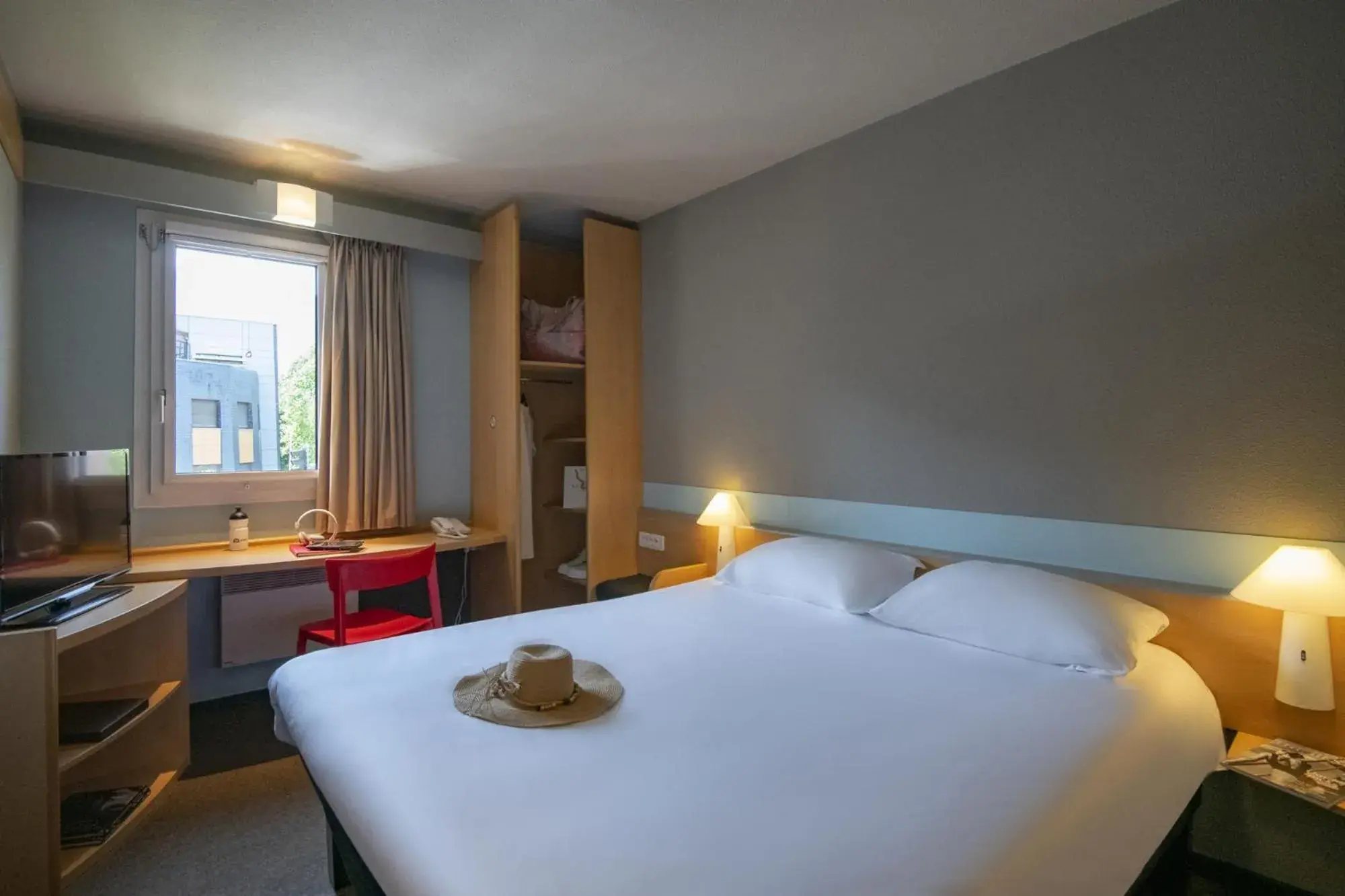 Bed in ibis Gap Centre Bed in ibis Gap Centre