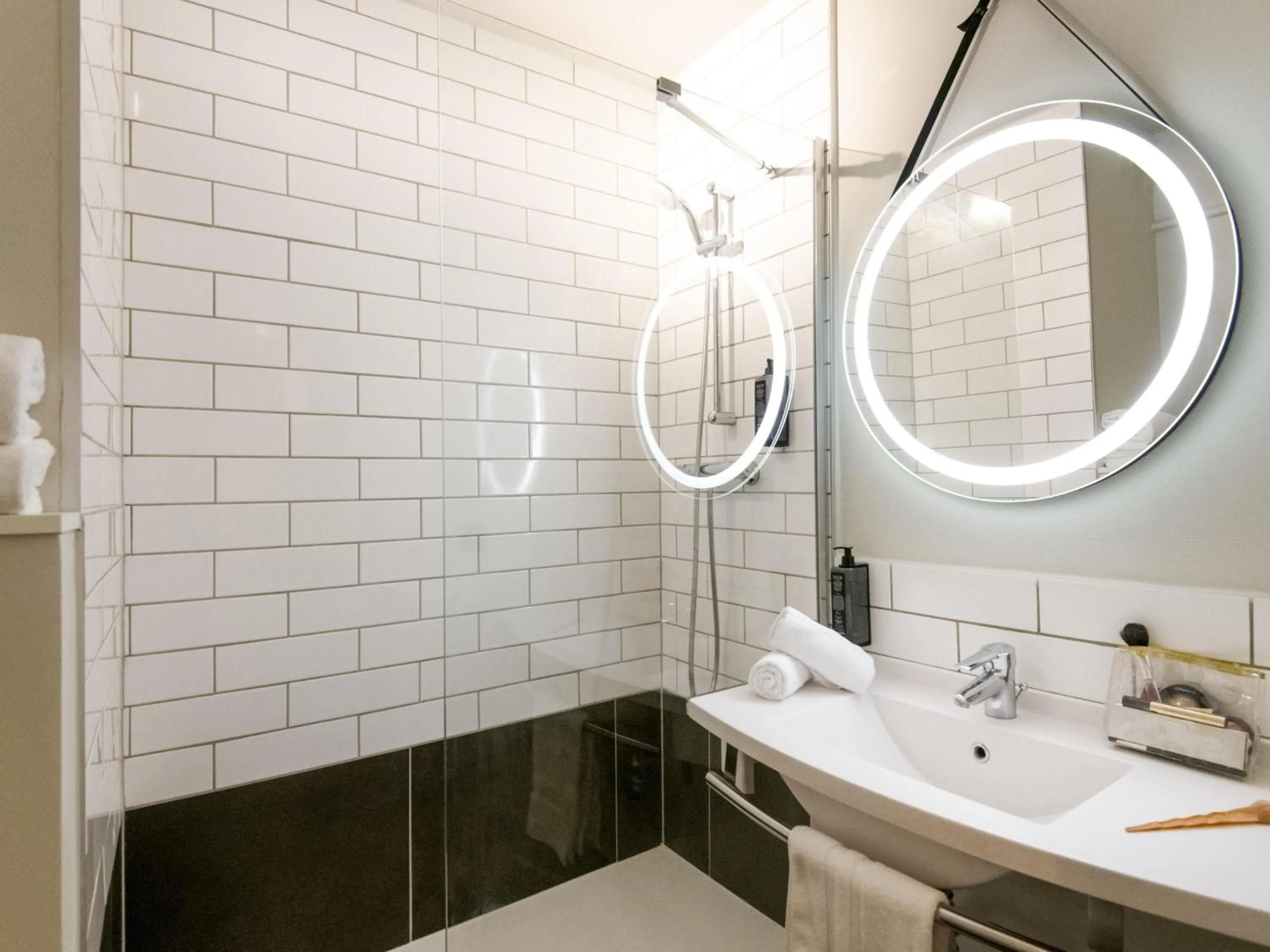 Bedroom in ibis Gap Centre