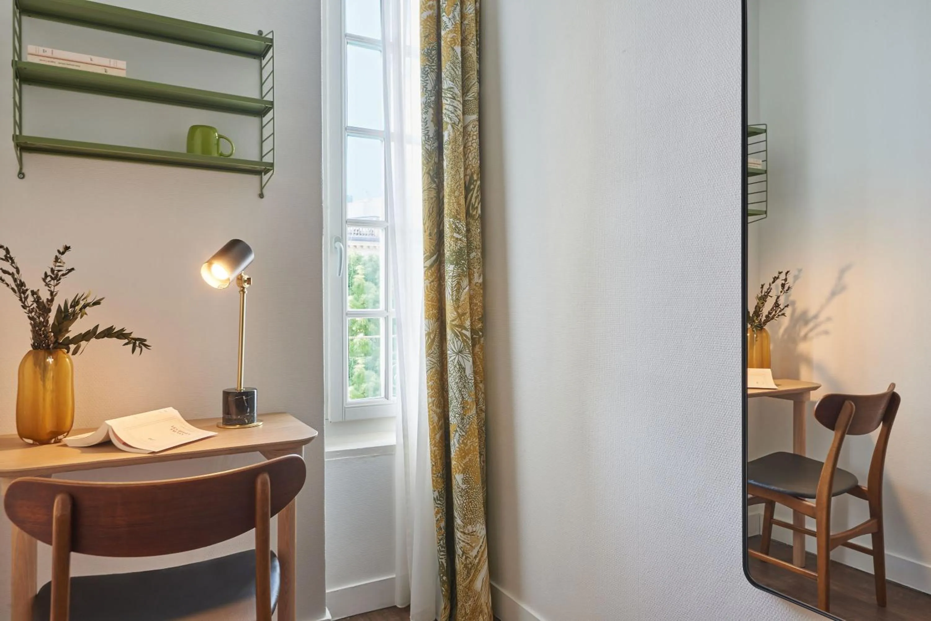 Living room in Hôtel Bordeaux Clémenceau by Happyculture