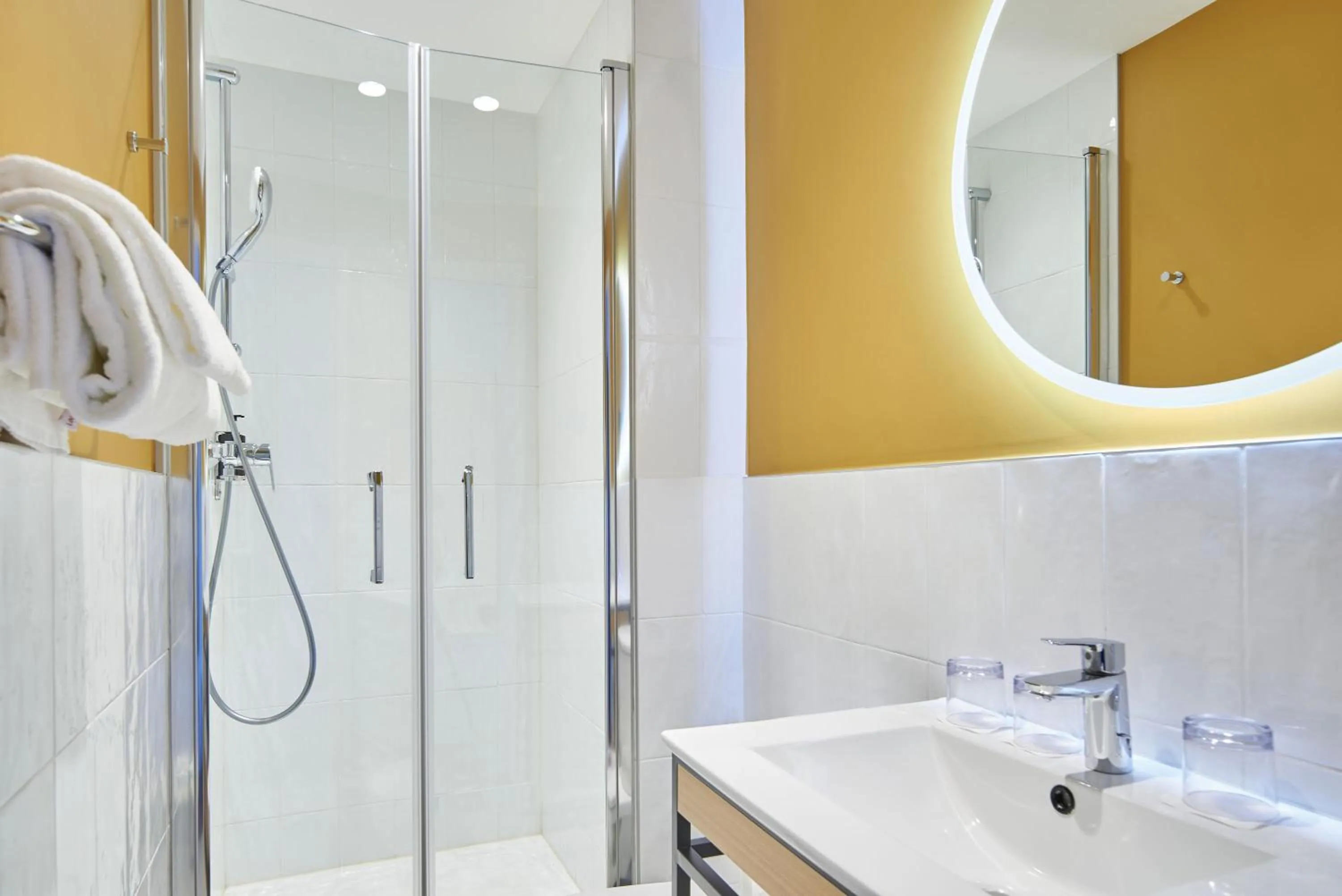 Bathroom in Hôtel Bordeaux Clémenceau by Happyculture