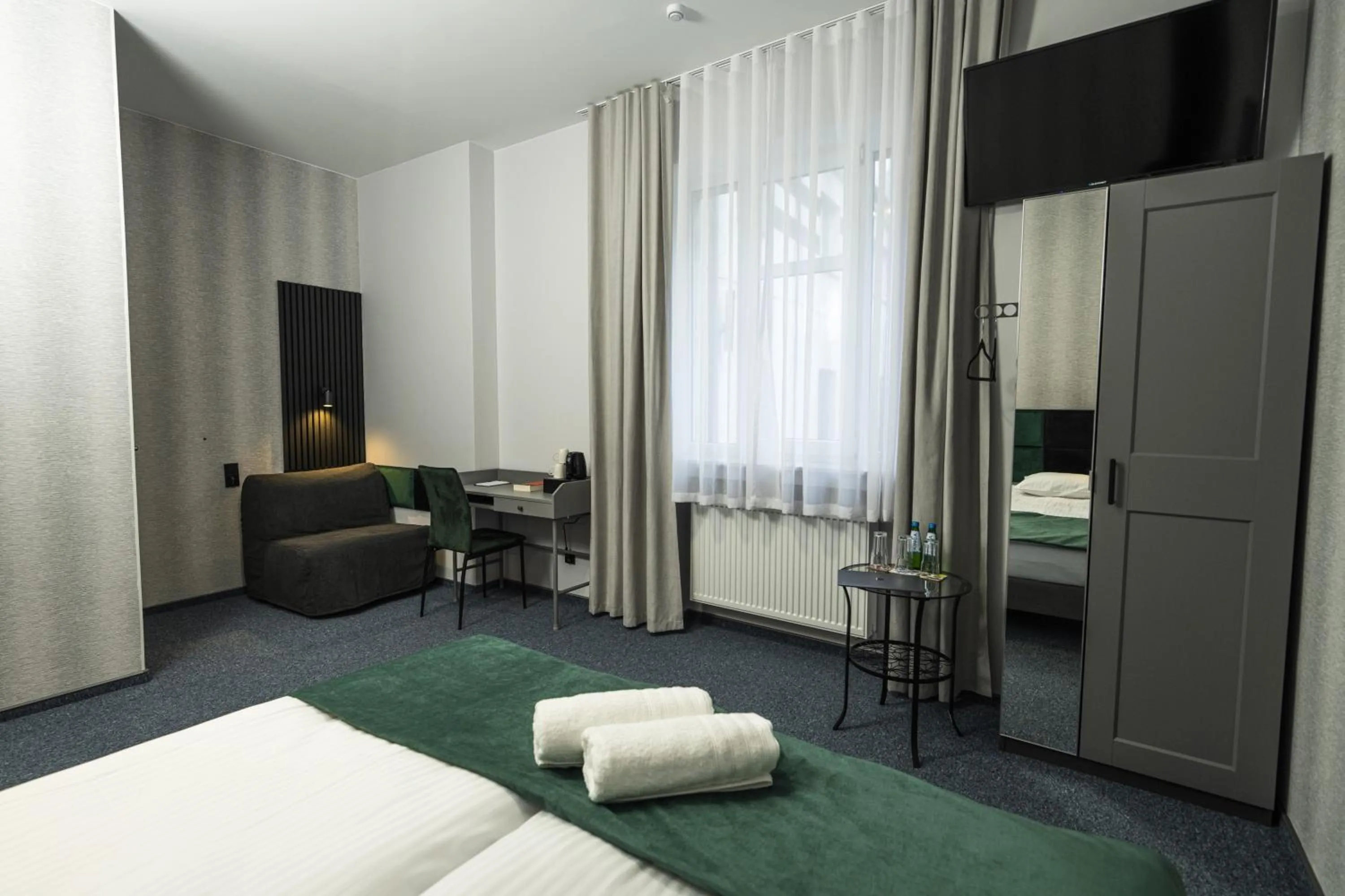 TV and multimedia, Bed in Elegant Apartments