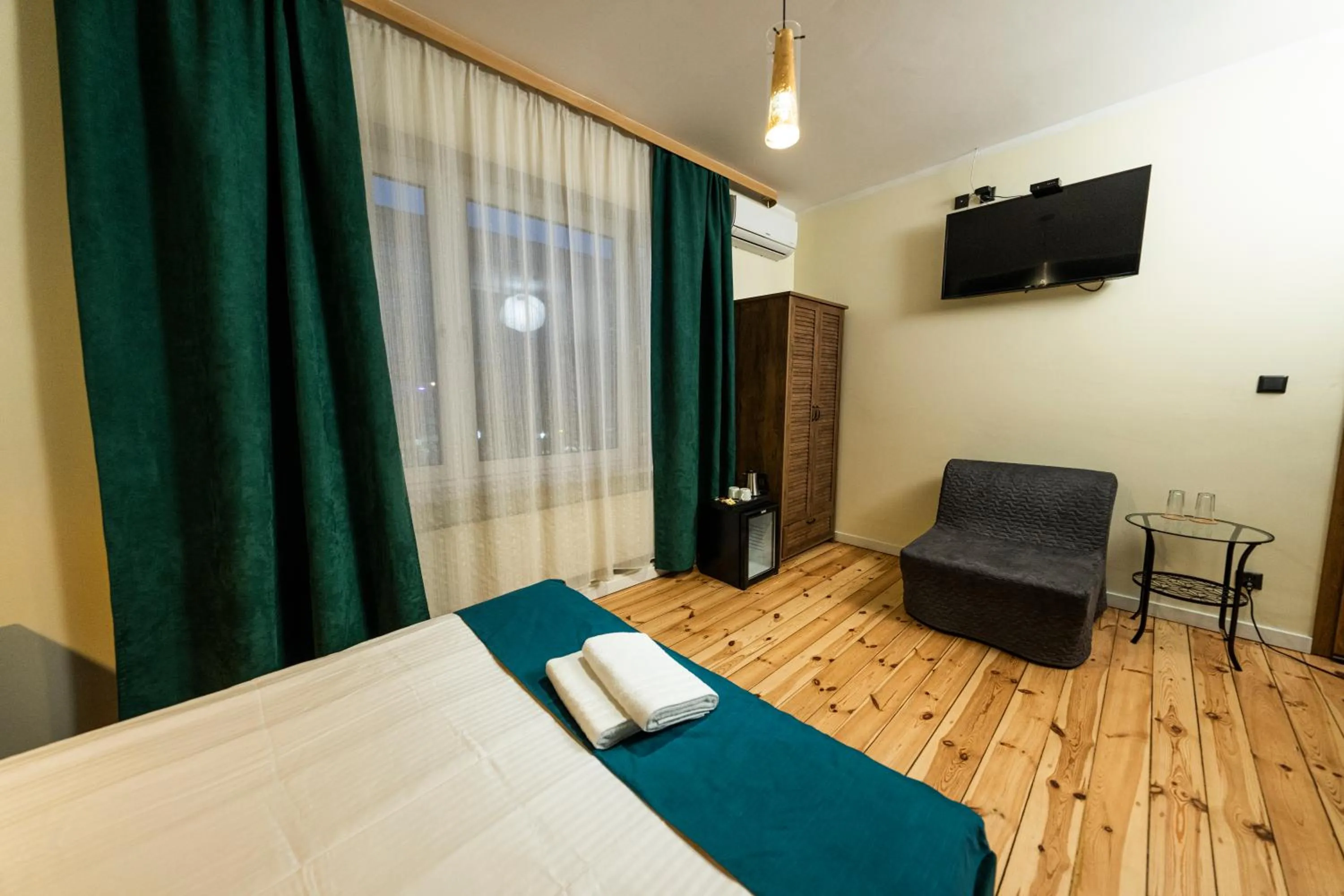 TV and multimedia, Bed in Elegant Apartments