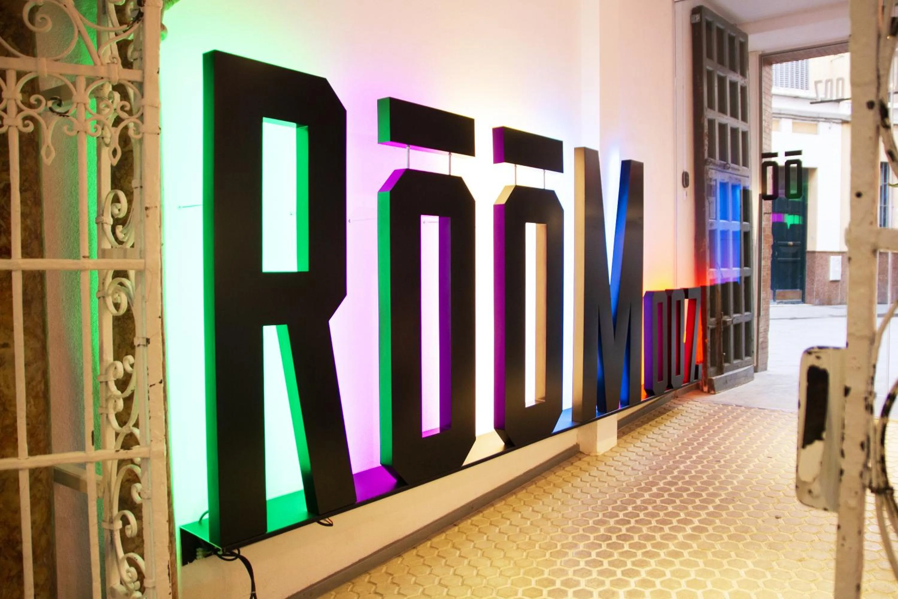 Text overlay in room00 Salvador Hostel