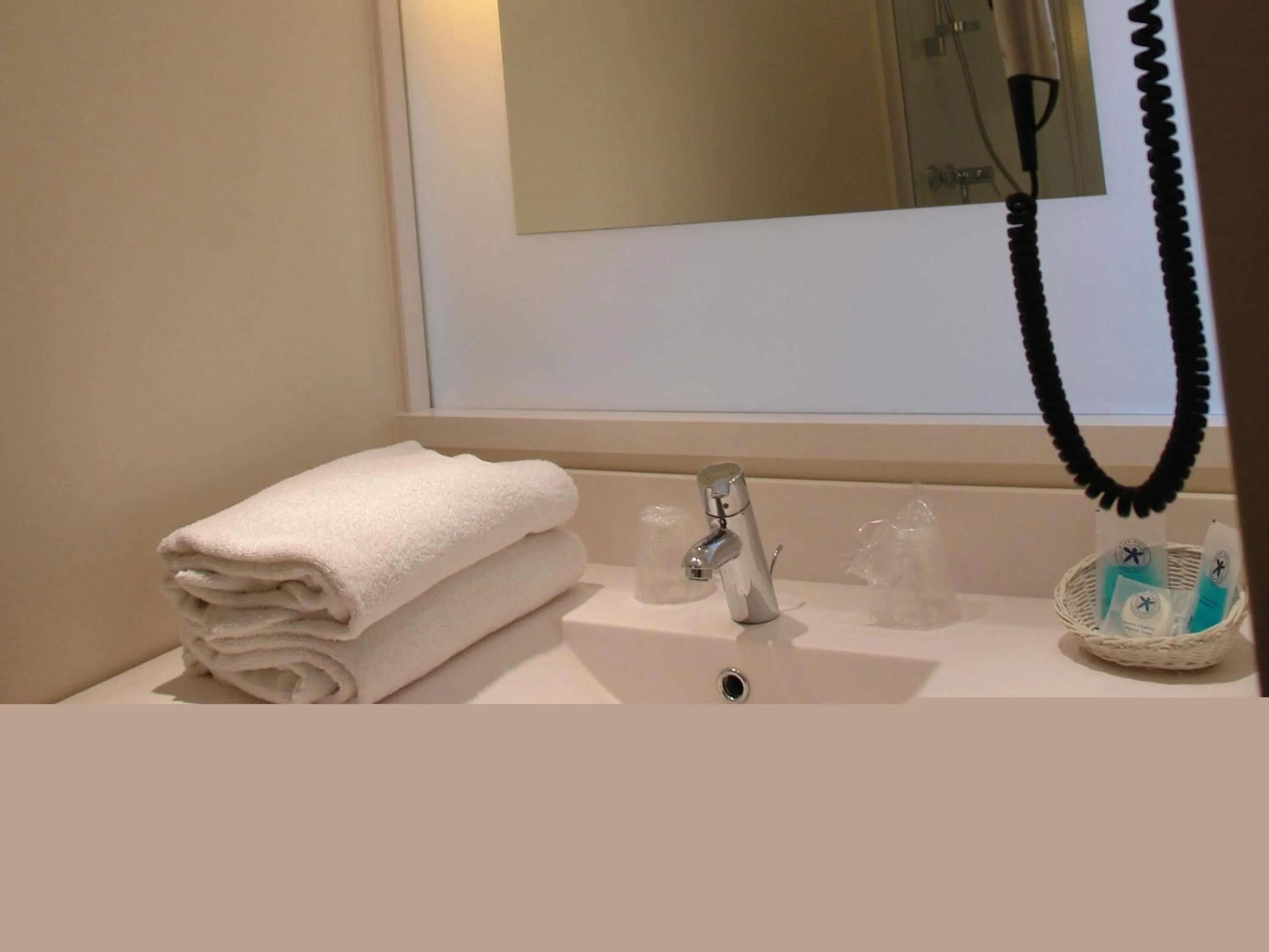 Bedroom in ibis Styles Chinon