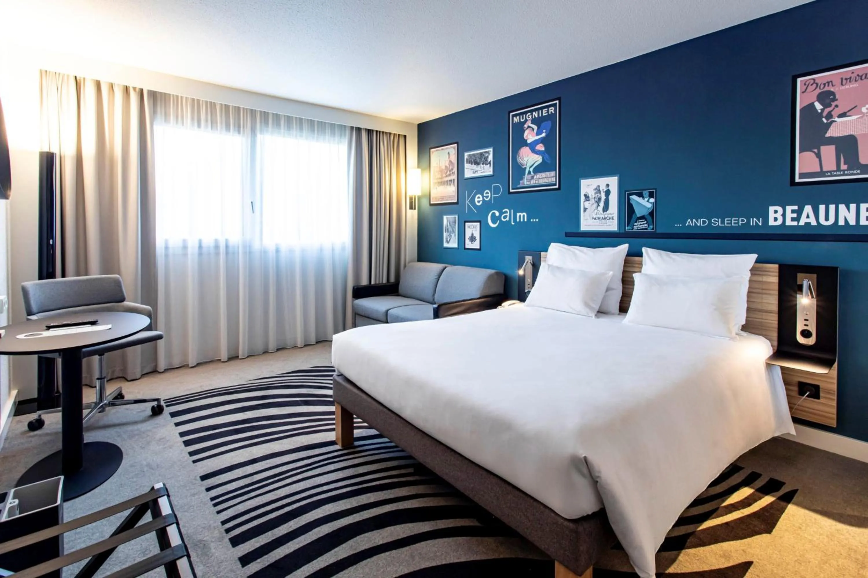 Living room, Bed in Novotel Beaune