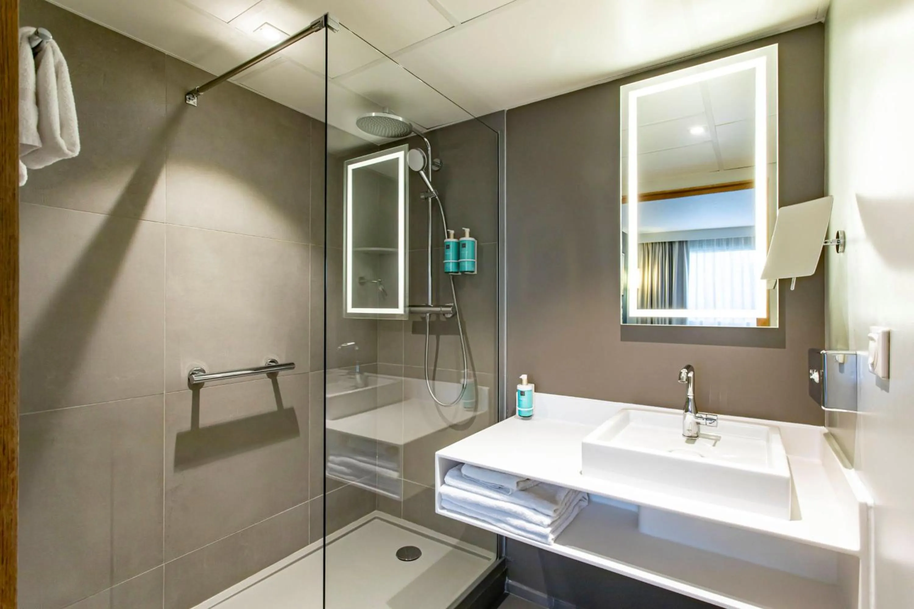 Shower in Novotel Beaune