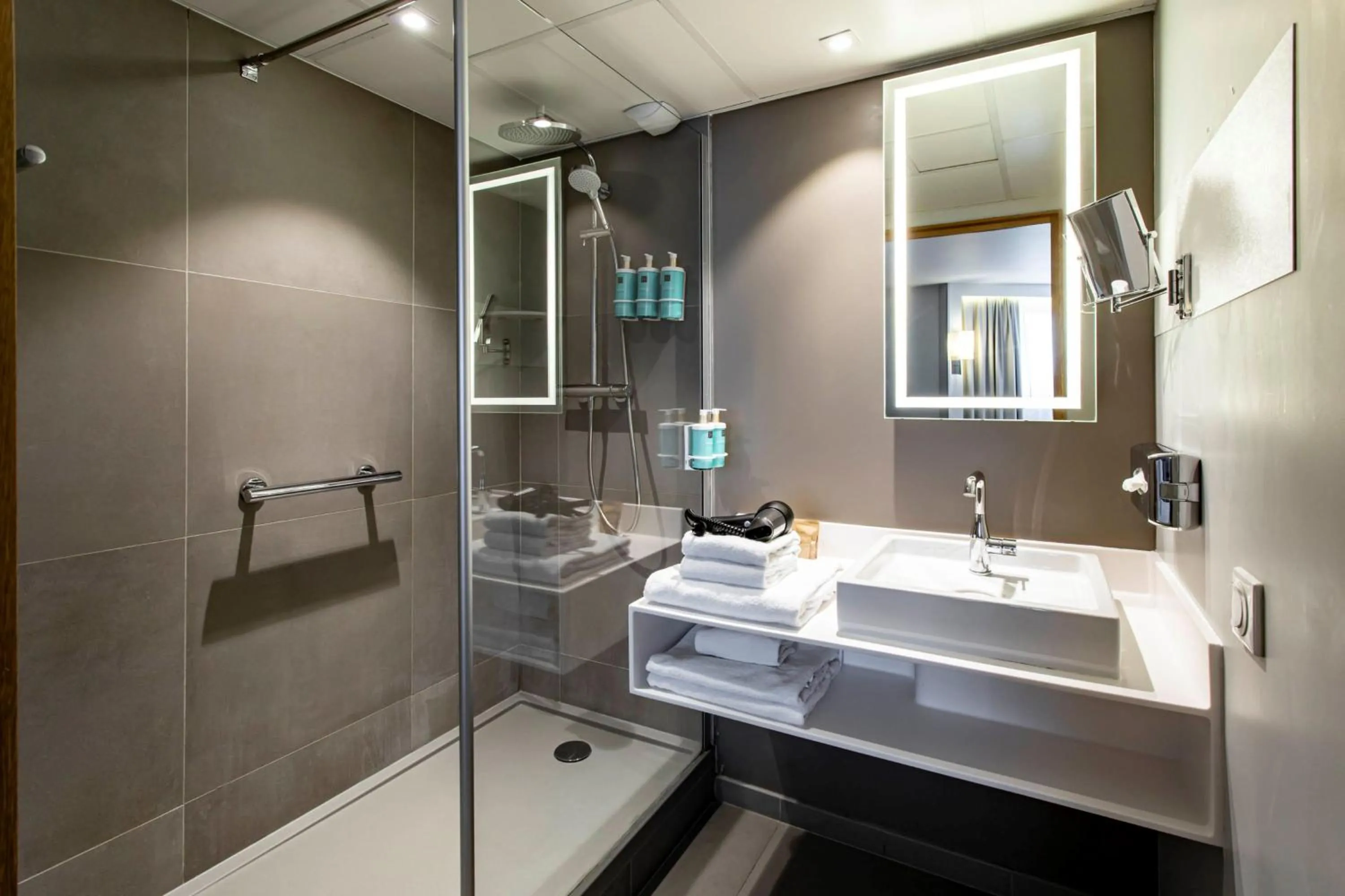 Shower in Novotel Beaune