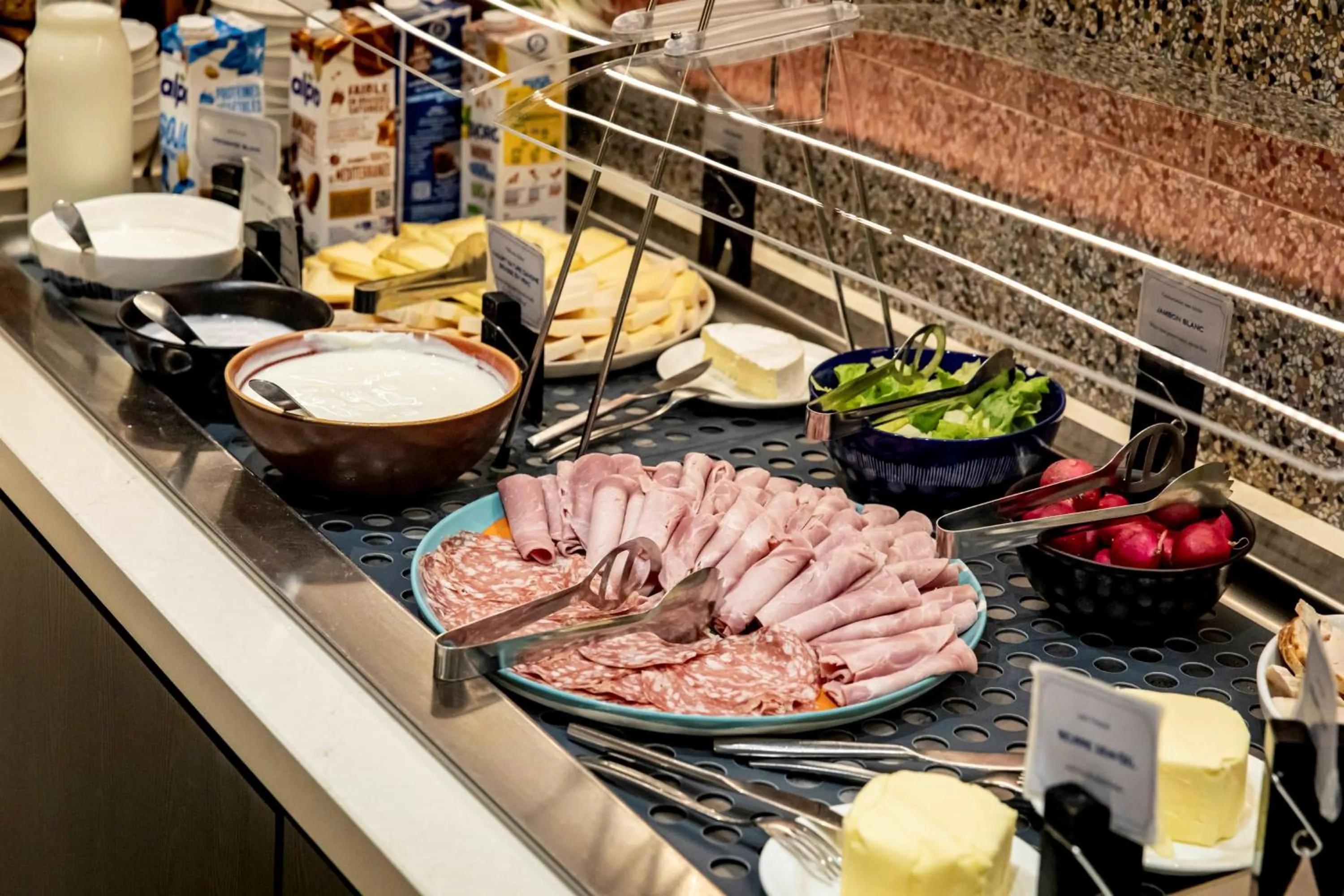 Continental breakfast in Novotel Beaune